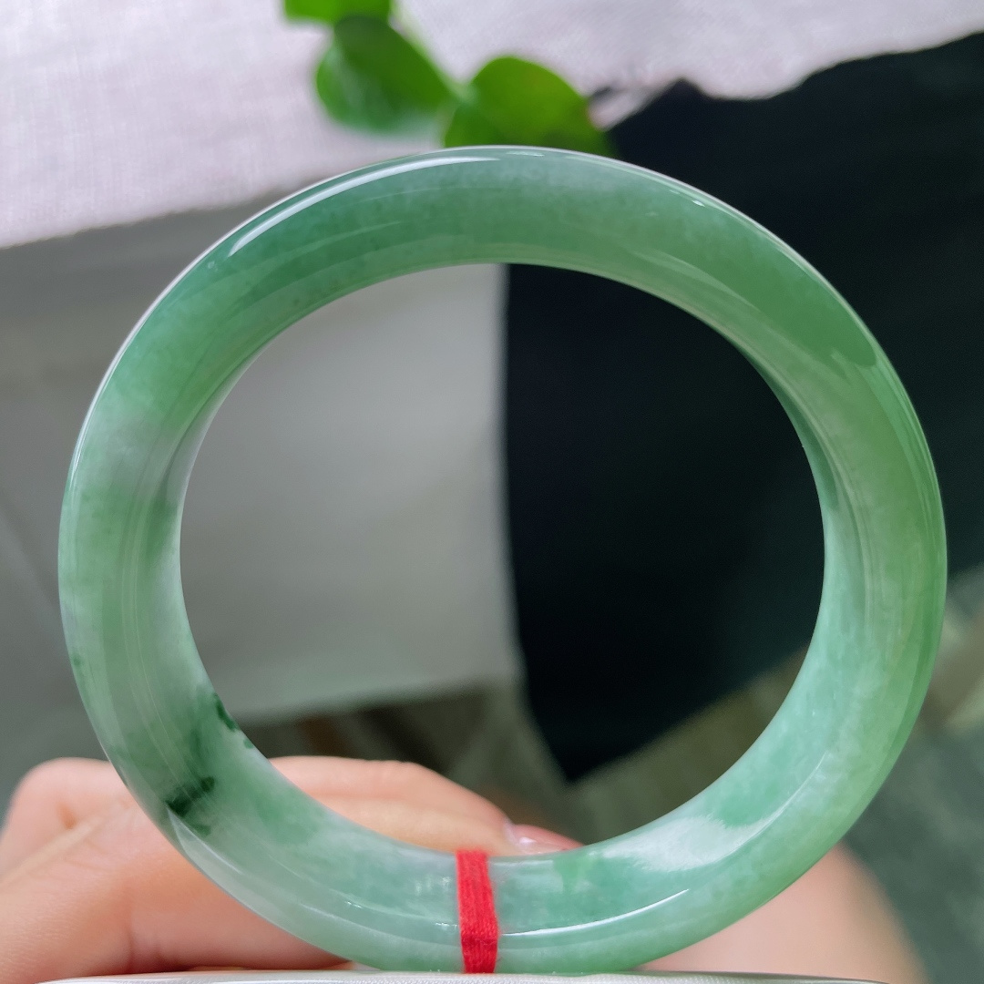 53.6/12.6/8.2绿底正圈，水润细腻，深邃迷人，翠色伊人，贵气，无裂，53378a