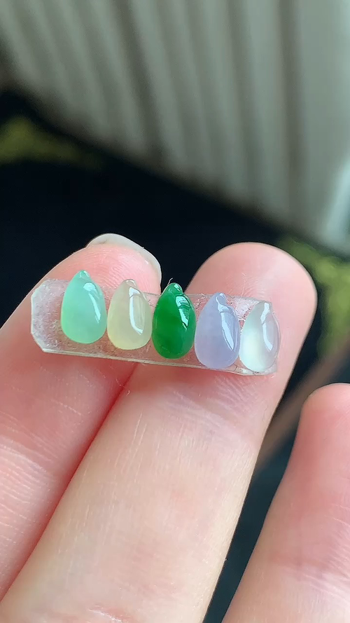 ️天然翡翠，冰多彩福瓜 尺寸6.6-4-2.5 aa725
