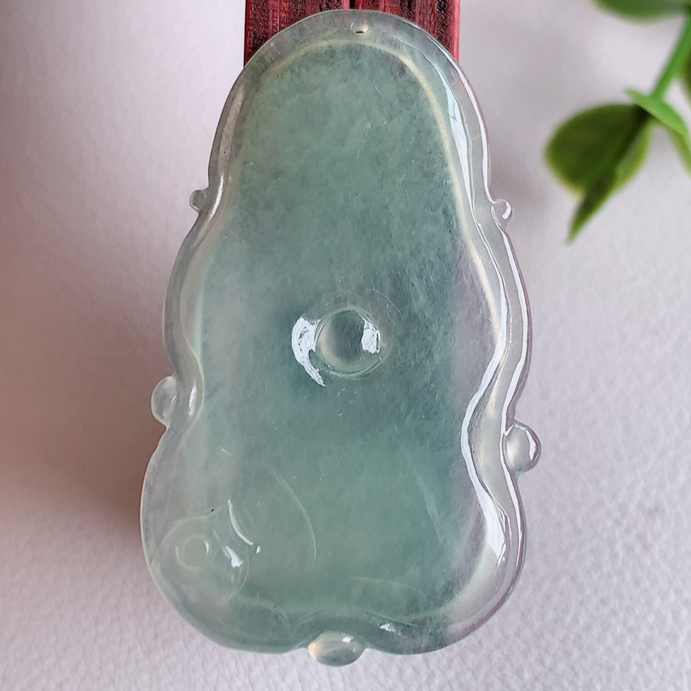 老坑冰润荷叶挂件，种水上乘，冰胶感十足，飘花灵动   盈润通透，颜色清爽干净，高性价比，值得入手。W141.27   尺寸：42.6-25.5-4mm