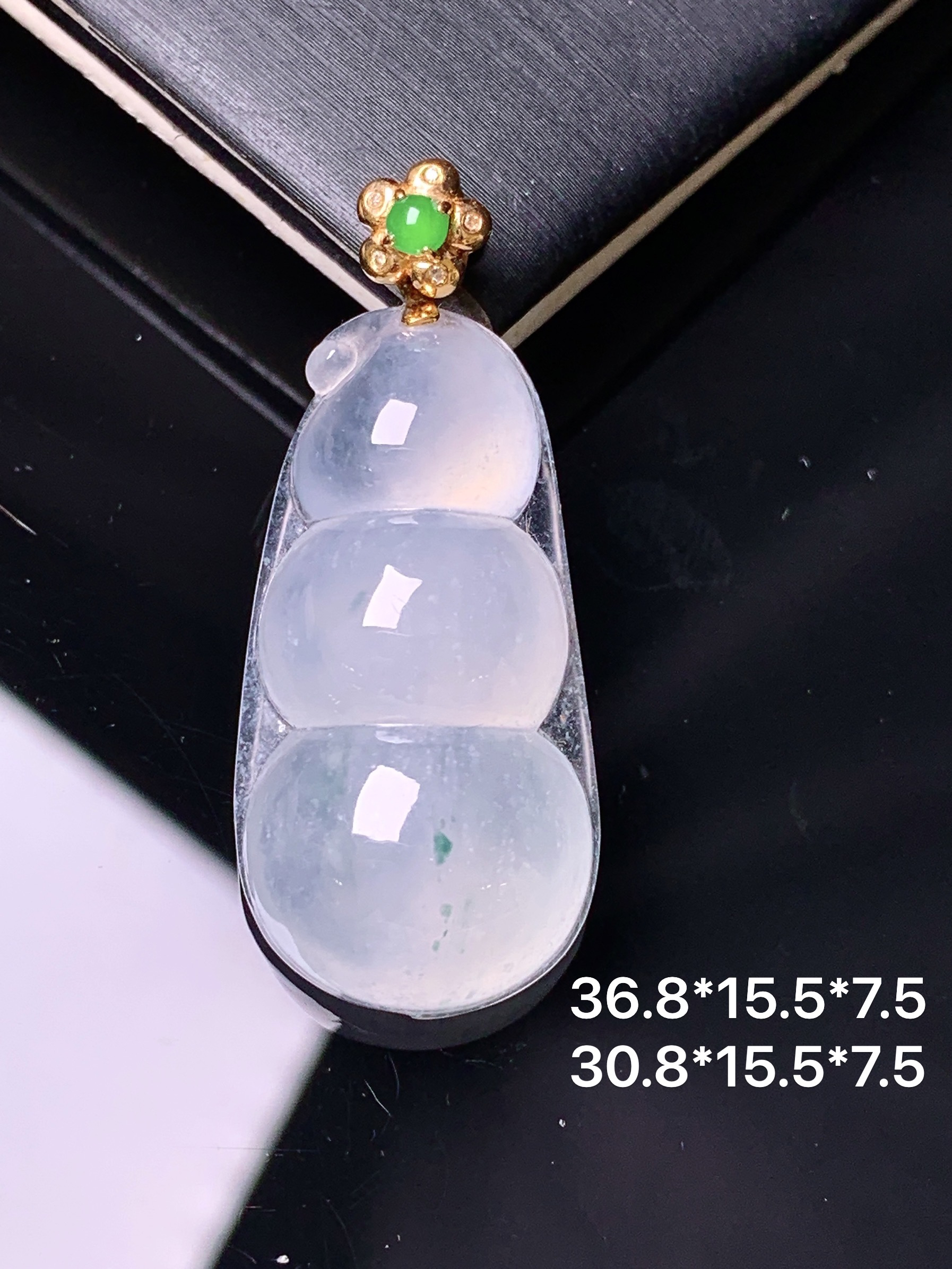 18k金镶嵌冰种四季豆吊坠 玉质细腻 色泽艳丽清新 水润亮眼 整体尺寸36.8*15.5*7.5 f4