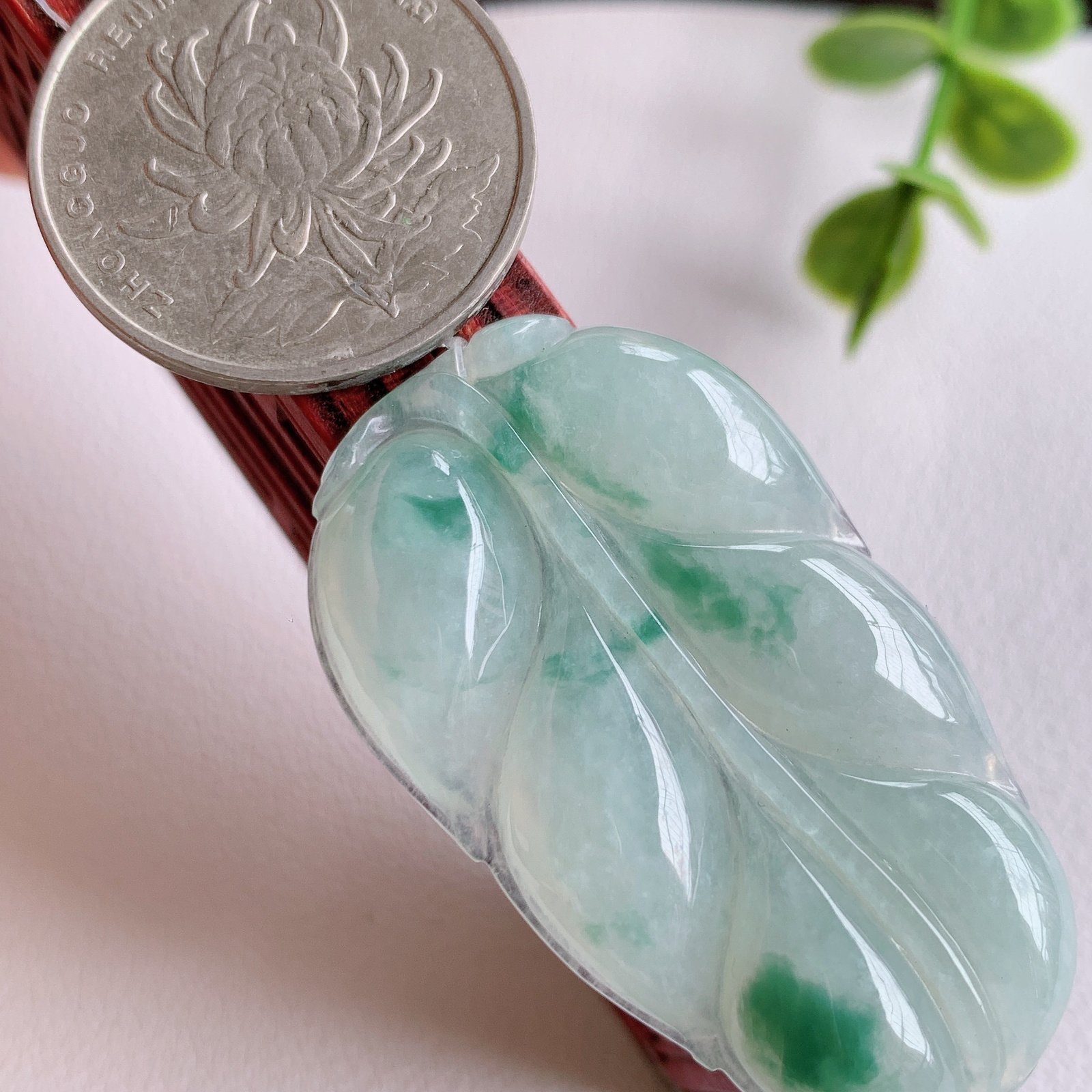 冰润飘花金枝玉叶翡翠吊坠  老种起胶感  飘花灵动  寓意“金枝玉叶，大业有成，一夜成名”  饱满大气，水润通透。W49.27 尺寸：43.5-26-6mm