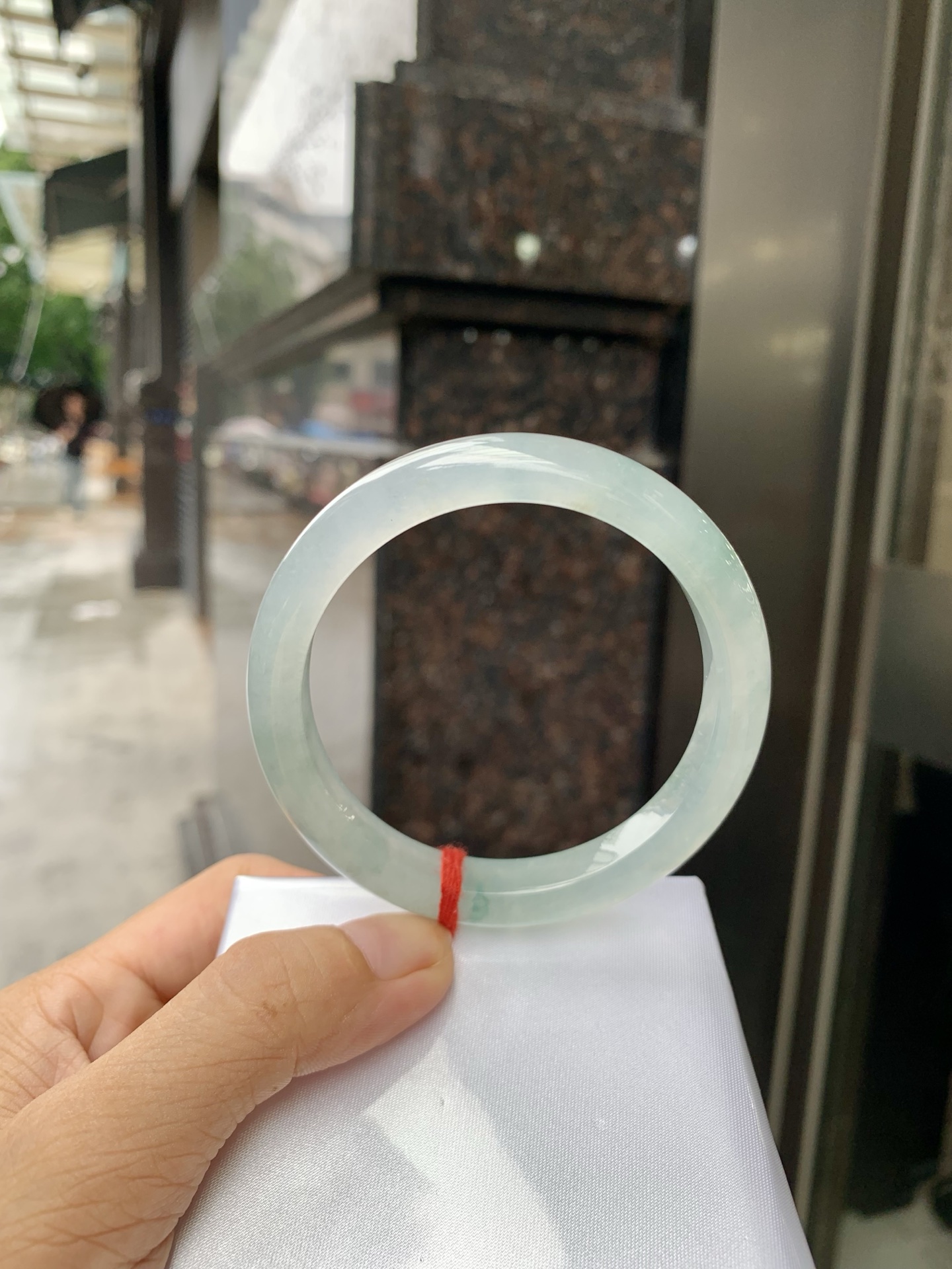 冰飘花正圈 57-8.3-9.6 0728-N1259 无裂，打灯色线，底妆水润，蓝花灵动飘逸，勾勒出一幅唯美诗意的山水意境画，古典优雅又秀气
