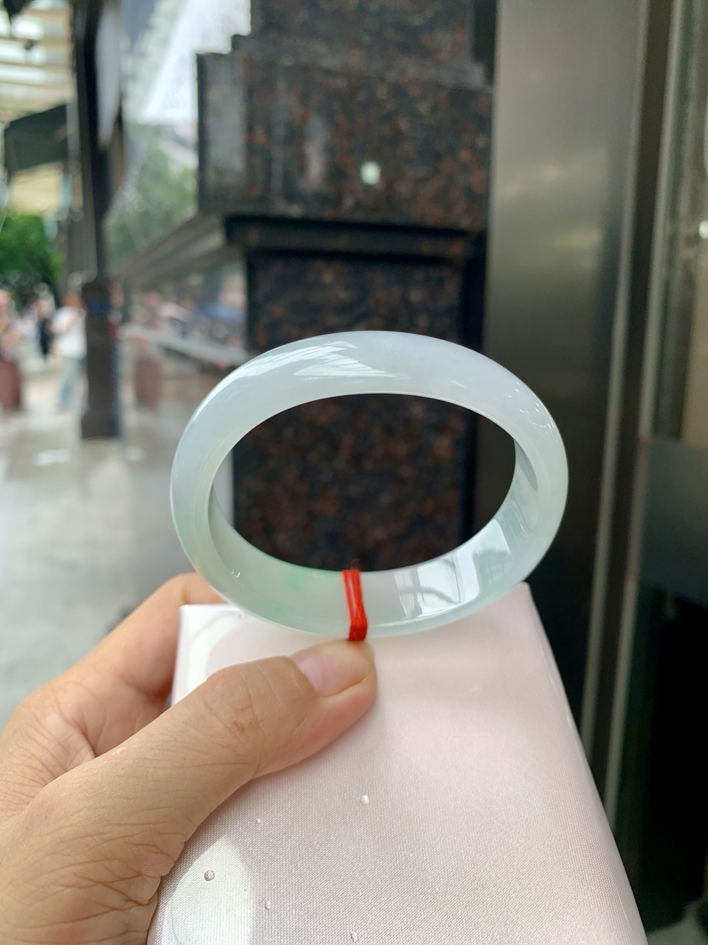 白底青宽版贵妃 0728-N1258-1 无裂，底妆白净水润，绿花点缀，镯色生香，腕间之美，水润中透着灵气，仙气缭绕，温婉可人，举手投足间皆是美好