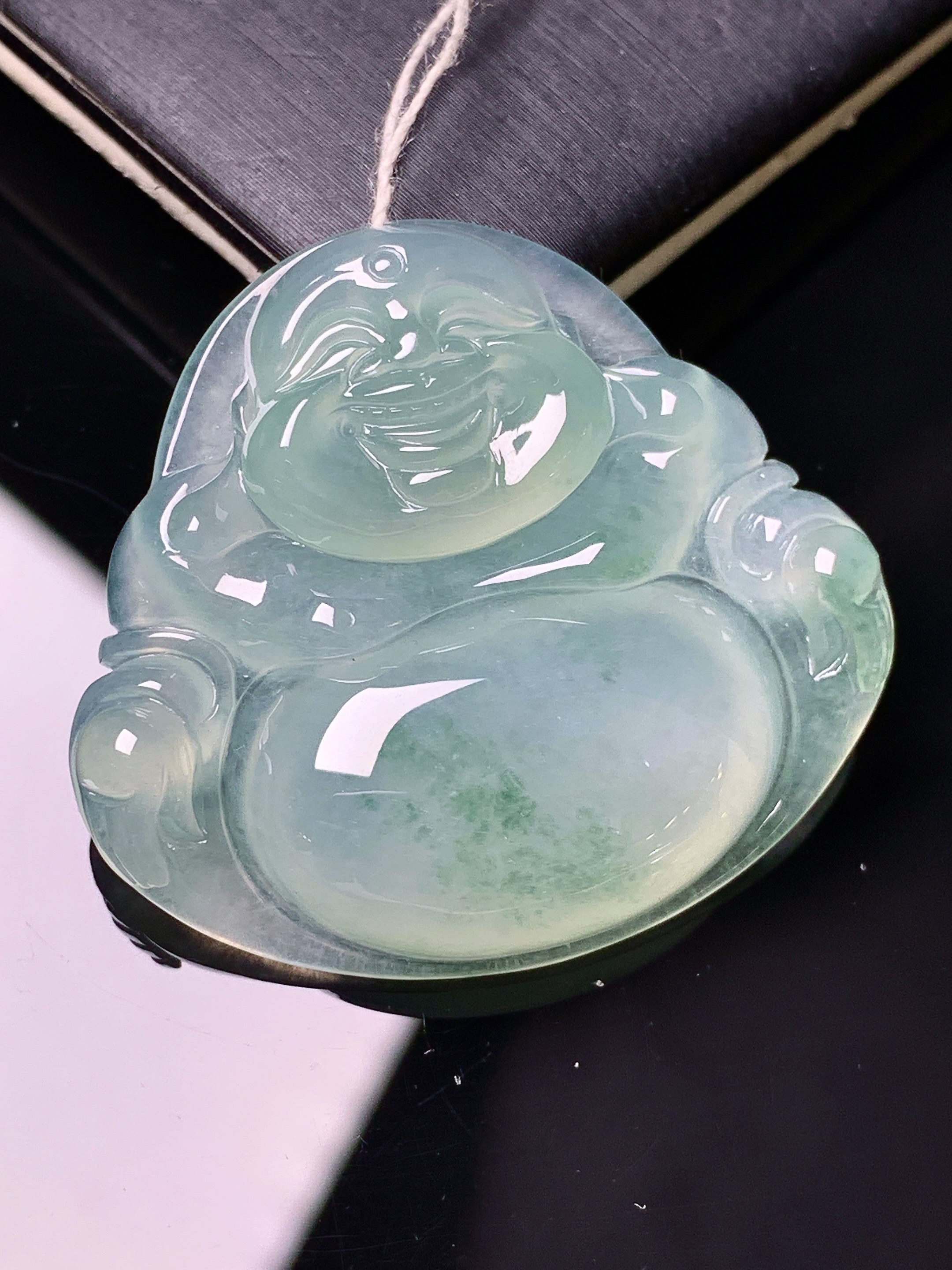 冰种飘绿佛公吊坠 玉质细腻 色泽艳丽清新 水润亮眼 整体尺寸32.2*35.3*6.5 d1