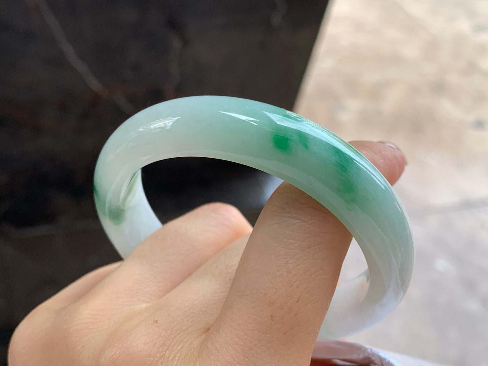 54.5-12.7-8.1
带色手镯^_^底子细腻 绿色点缀