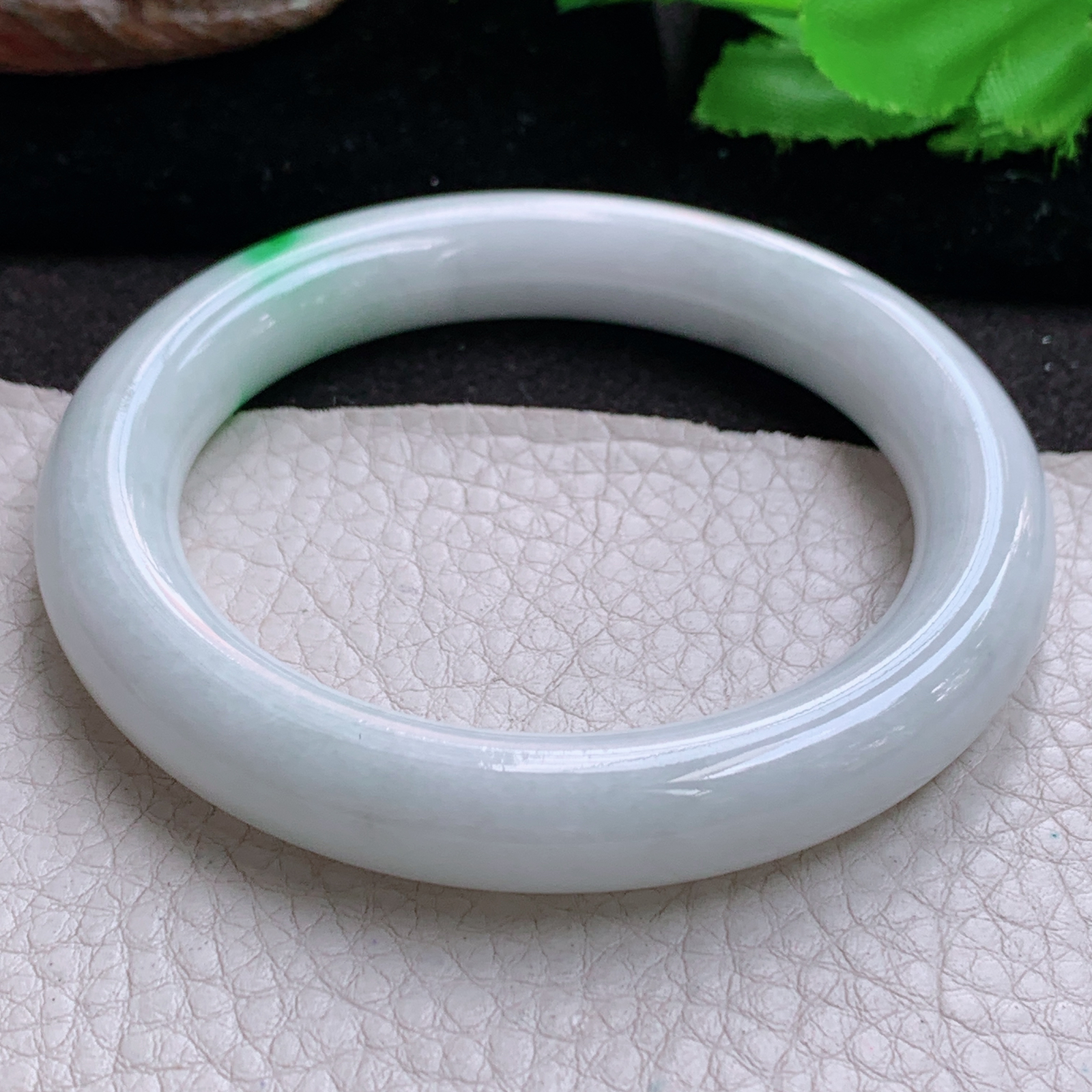 xx实拍56*11*10.5美人镯 缅甸翡翠a货玉手镯清秀白底青圆条玉手环