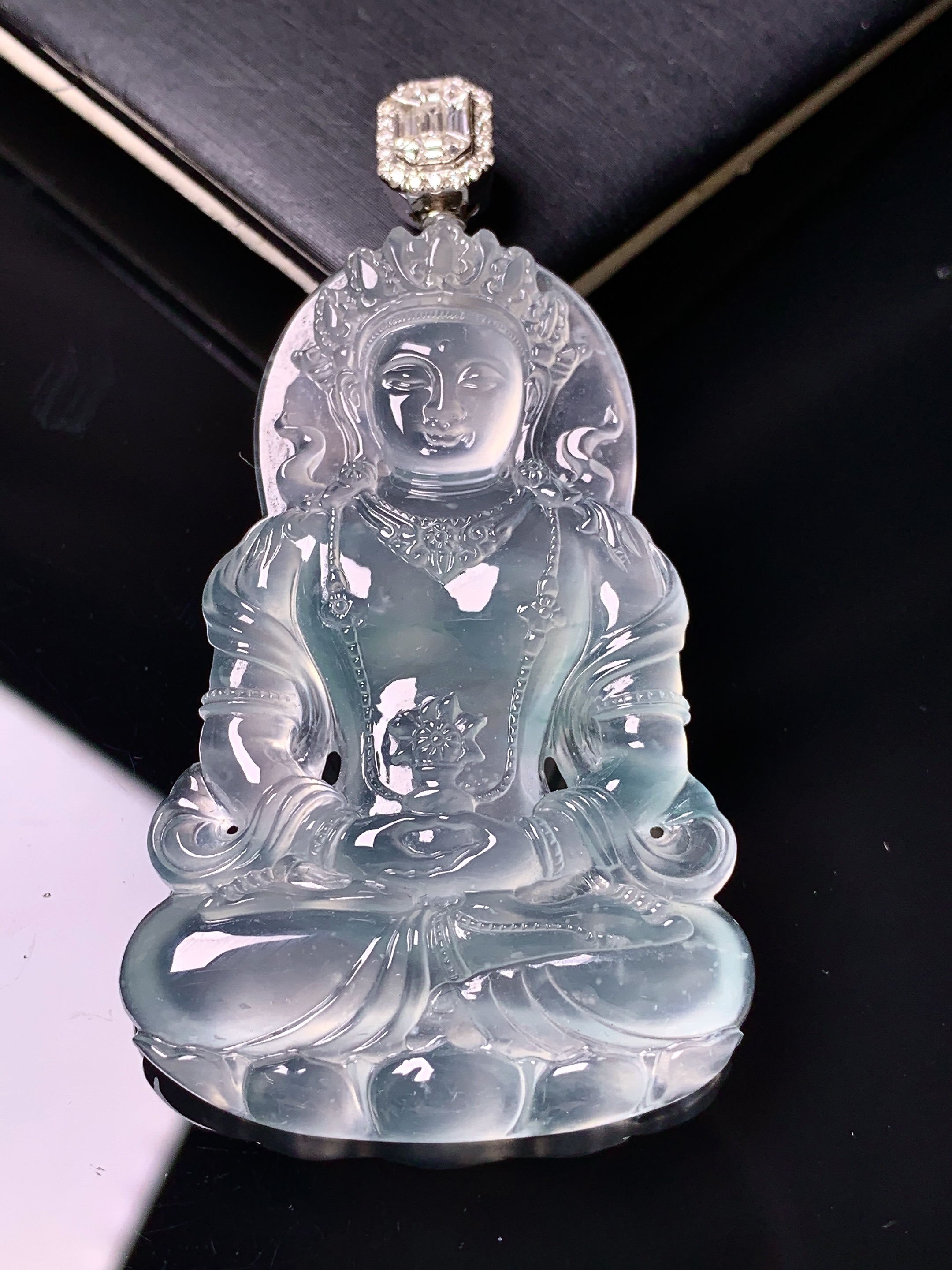 18k金钻镶嵌冰种度母观音菩萨吊坠 玉质细腻 色泽艳丽清新 水润亮眼 整体尺寸60.6*33.2*6 f4