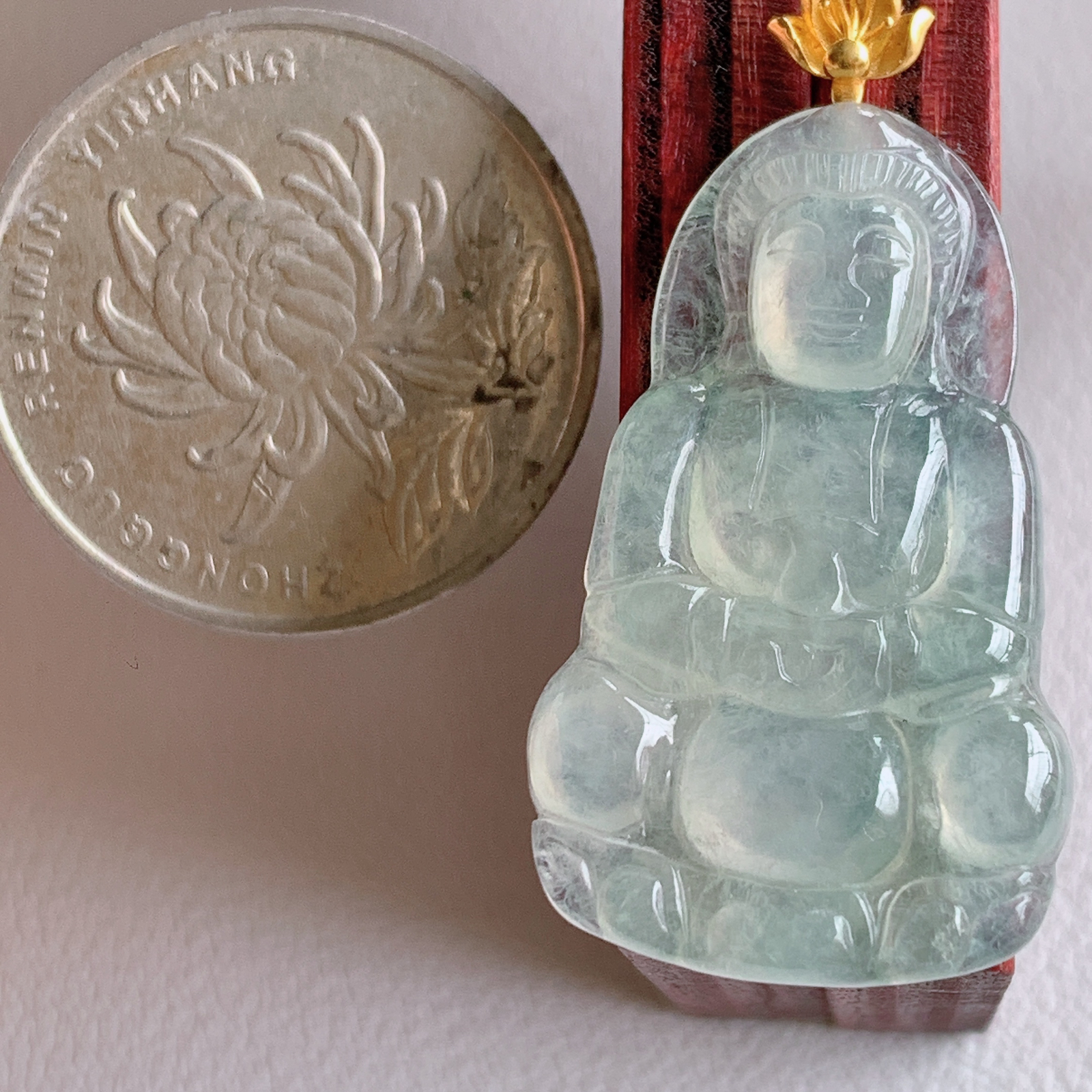18k金扣冰润精雕观音吊坠，法相端庄大气，工艺精湛，种色浓郁，细腻饱满冰润，种老水足，收藏佳品，佩戴大气  W03.27   整体尺寸：37.5-19-3.5mm   裸石尺寸：31.3-19-3.5mm