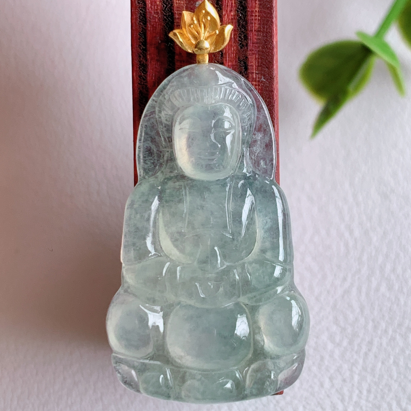 18k金扣冰润精雕观音吊坠，法相端庄大气，工艺精湛，种色浓郁，细腻饱满冰润，种老水足，收藏佳品，佩戴大气  W03.27   整体尺寸：37.5-19-3.5mm   裸石尺寸：31.3-19-3.5mm