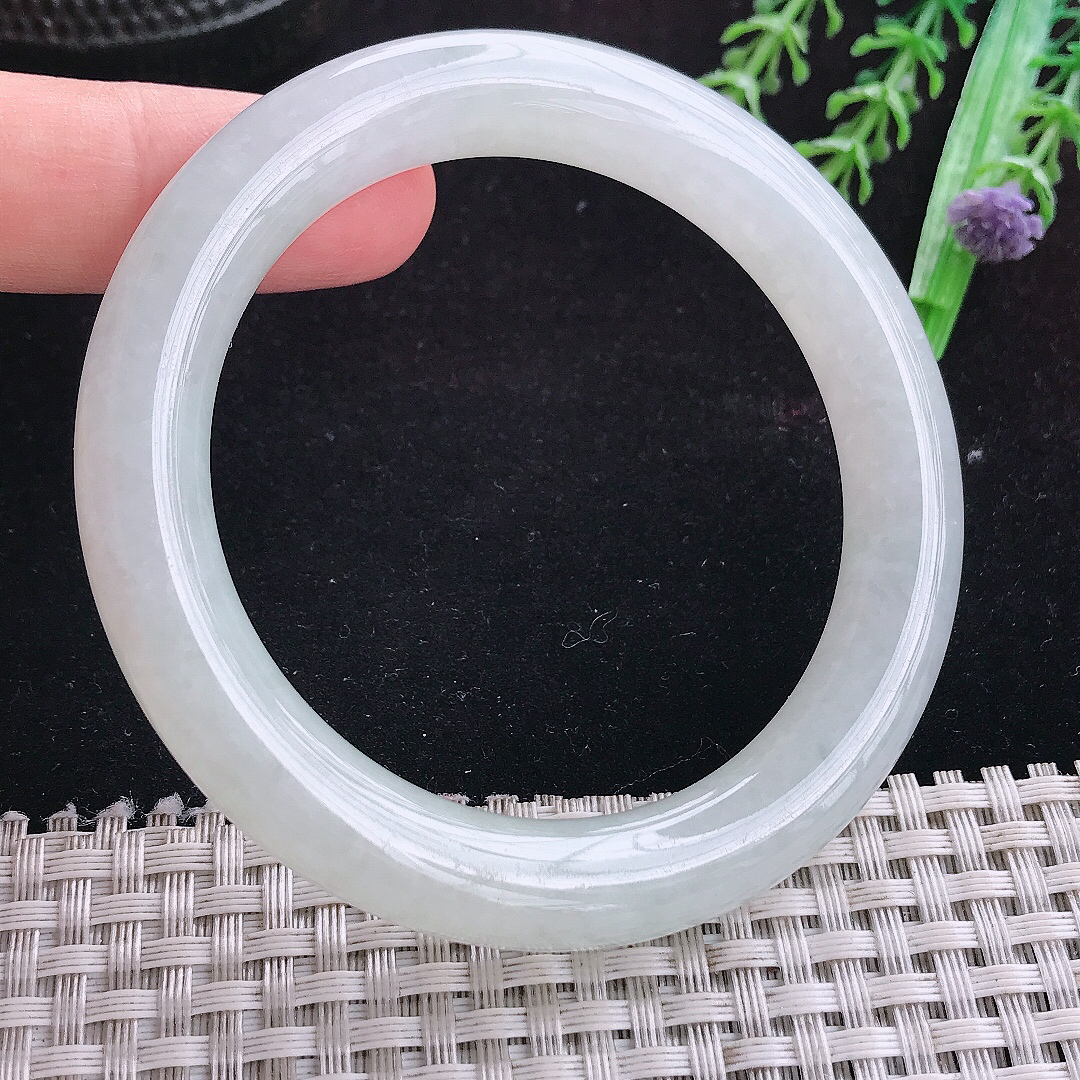 实拍A货翡翠55.5/10.2/18老坑秀气冰润圆条手镯玉镯平安镯手环