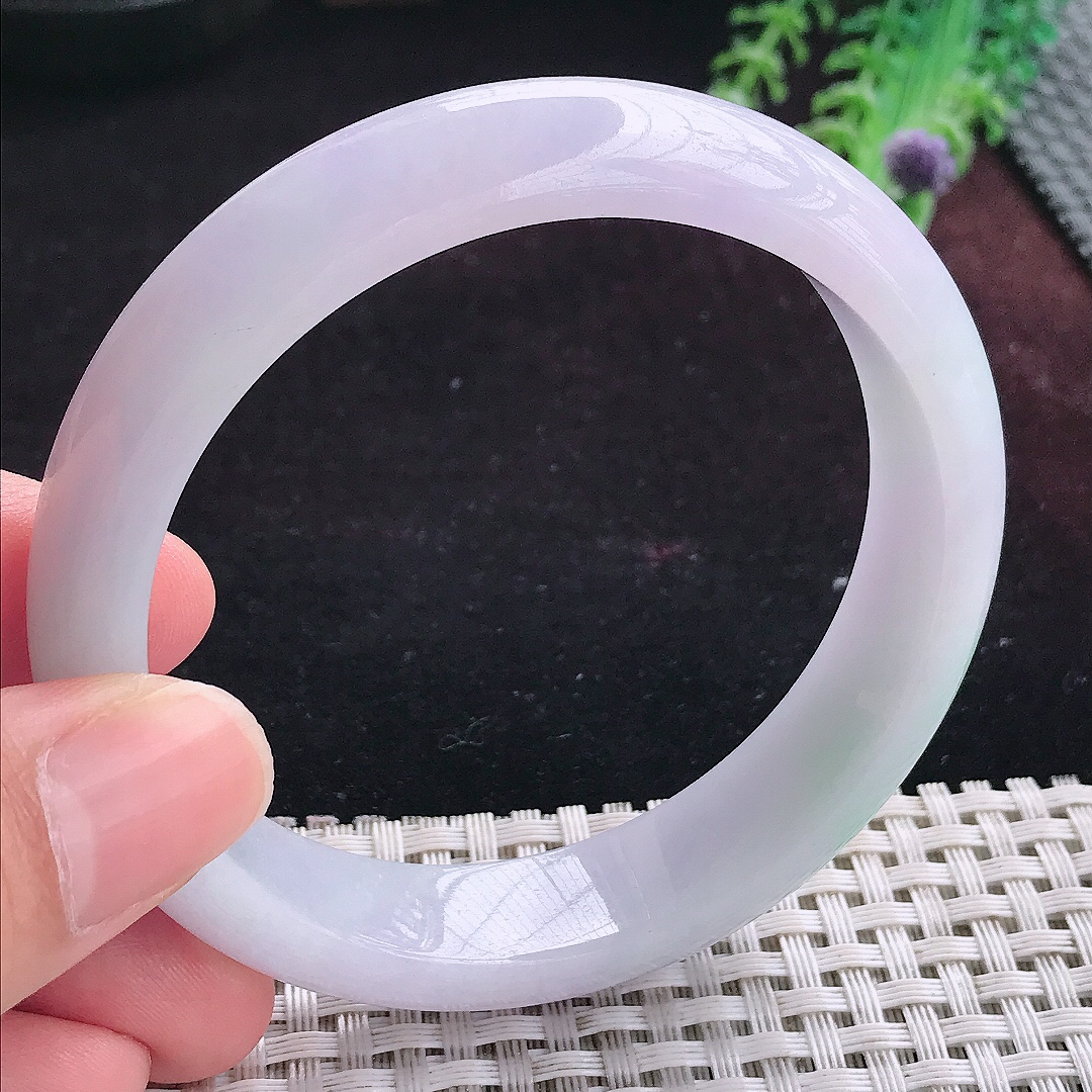 实拍A货翡翠59.5/14/7.9老坑精美紫底飘绿手镯宽边玉镯平安镯手环