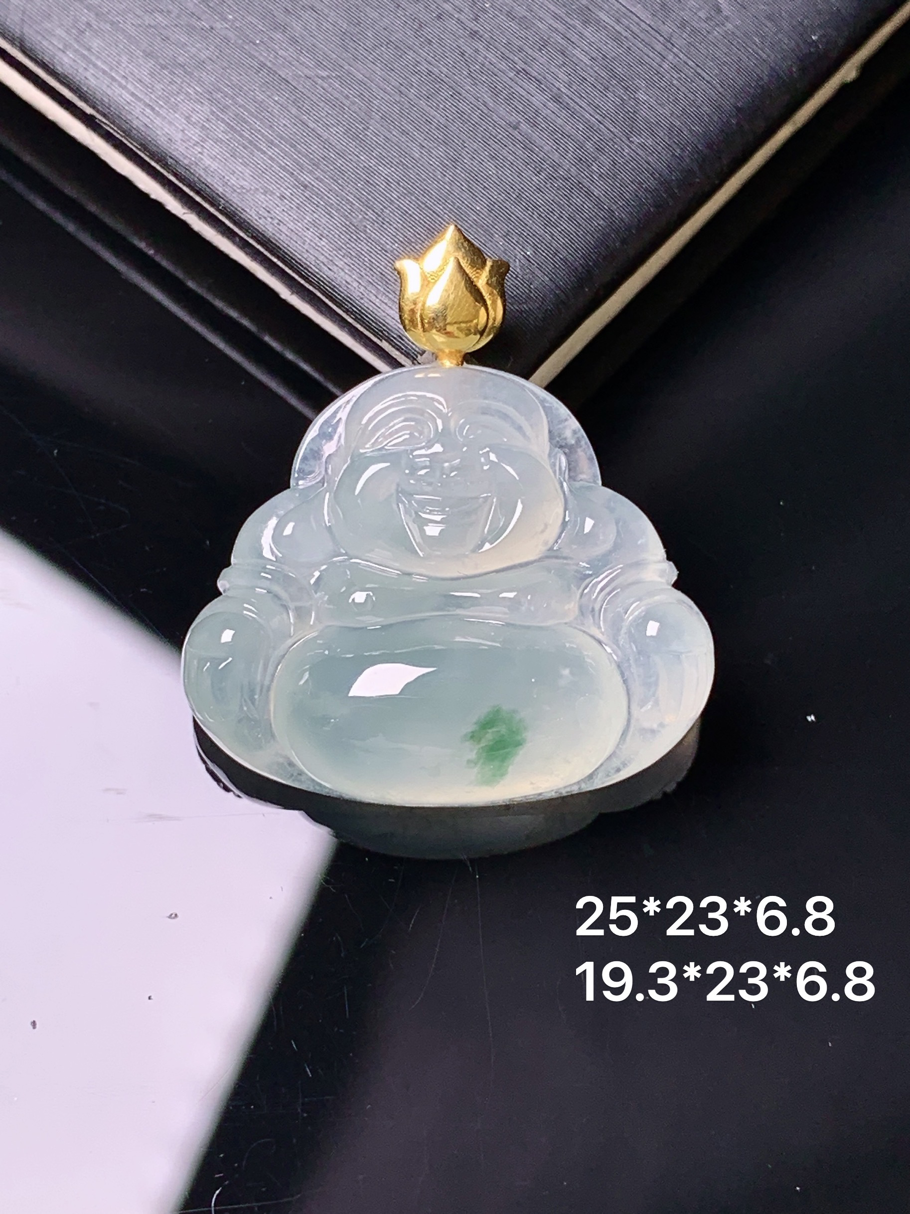 18k金镶嵌飘绿佛公吊坠 玉质细腻 色泽艳丽清新 水润亮眼 整体尺寸25*23*6.8 m1