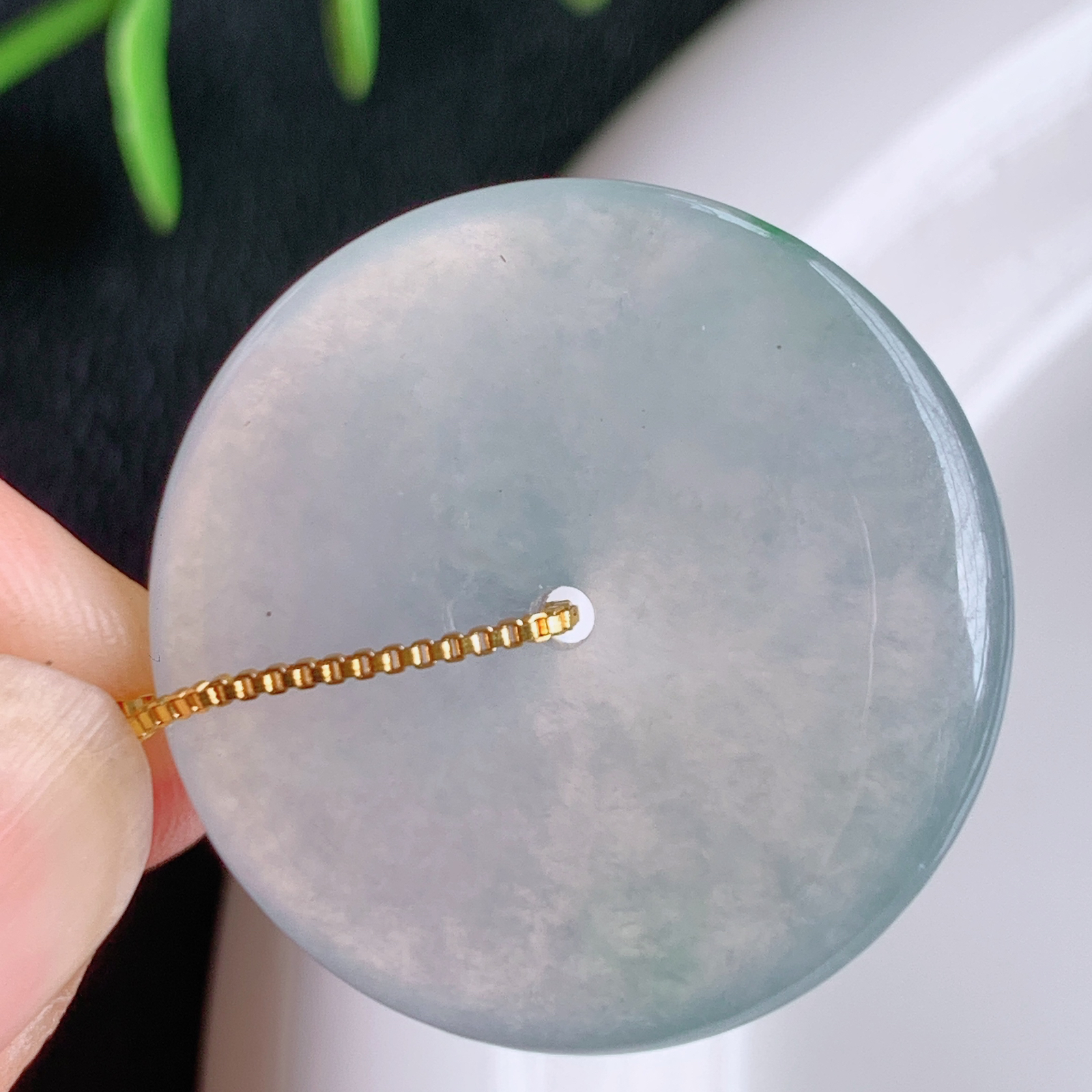 冰润平安扣吊坠，厚装饱满，冰润剔透，细腻水足，种质润泽，飘花灵动，佩戴优雅大气，W03.27   尺寸：27-5.3mm
