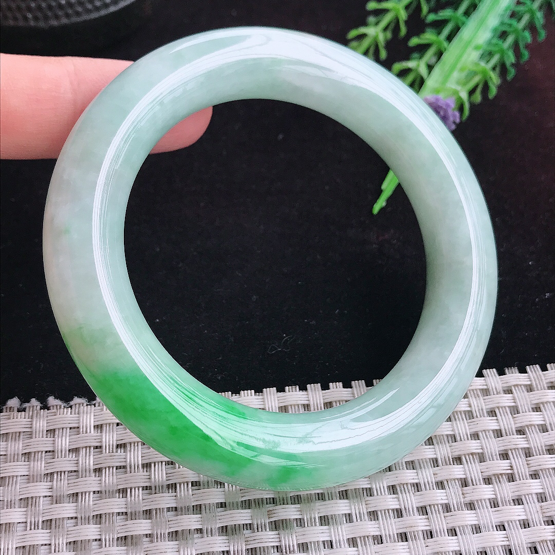 实拍A货翡翠56.5/12.7/12.5胖圆条老坑精美飘阳绿圆条手镯平安镯