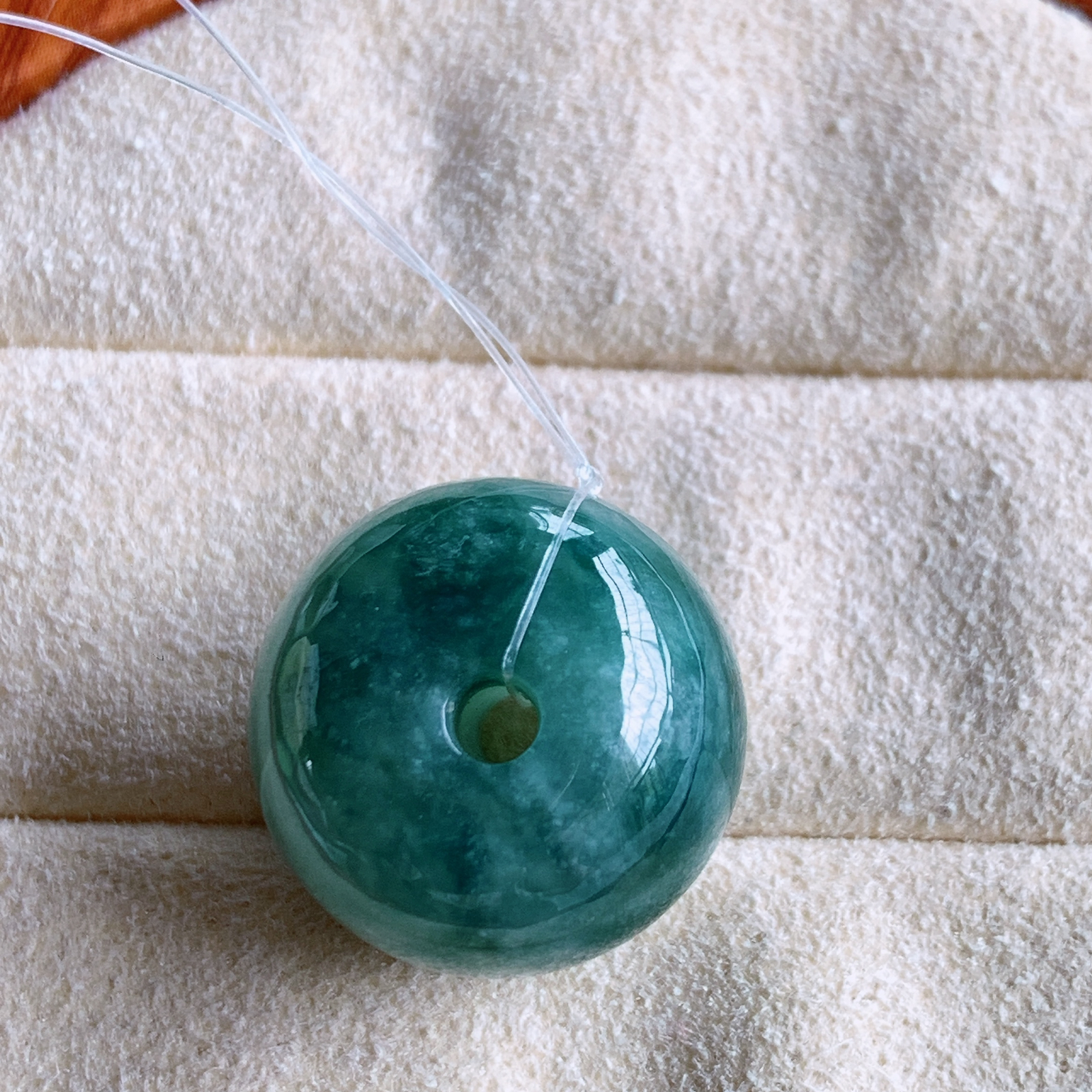 冰润路路通翡翠吊坠  款式新颖时尚，日常百搭的款。满满的份量感，清秀高雅，上身效果优雅迷人！性价比超值  W49.27 尺寸：16.8-13mm