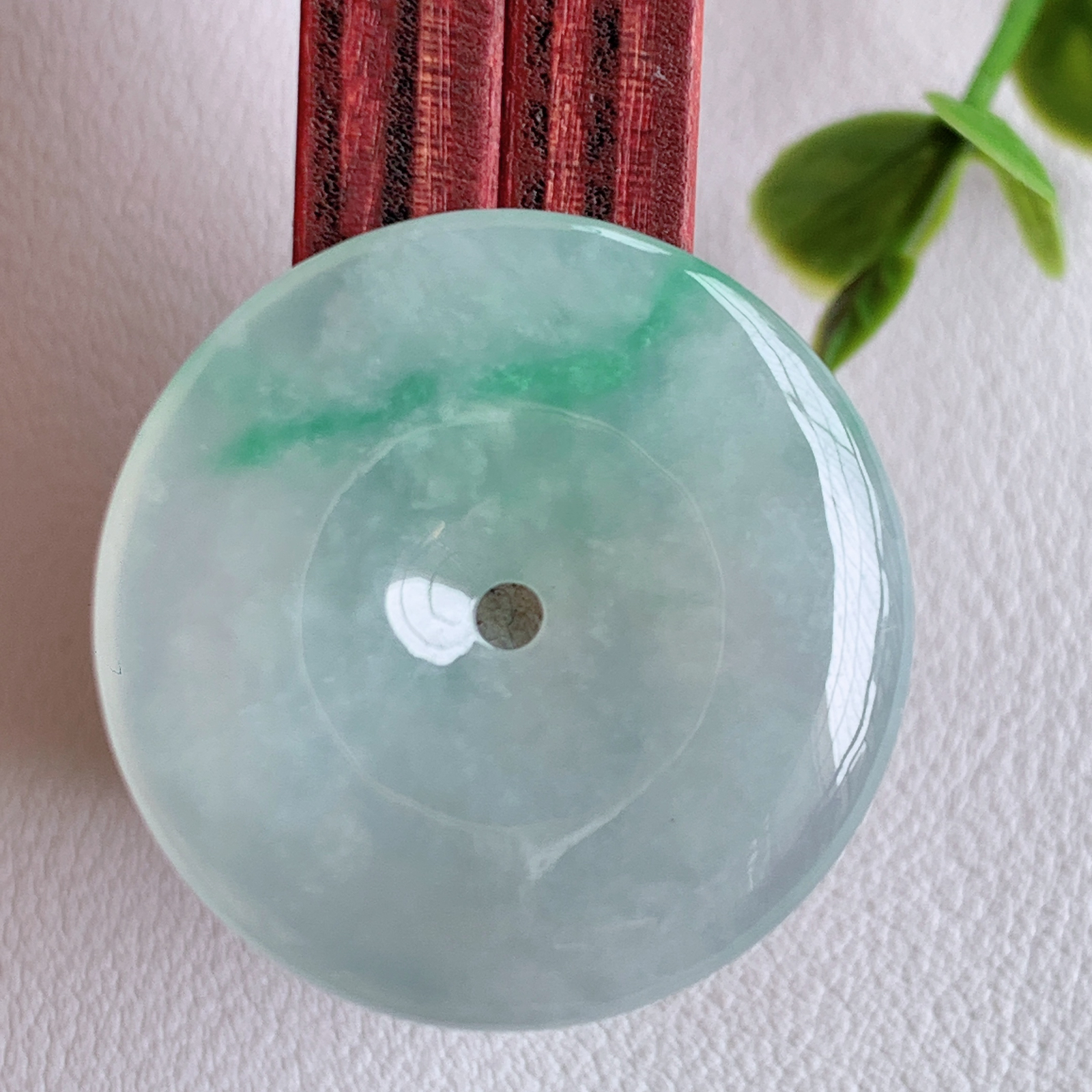 冰润飘花平安扣吊坠，厚装饱满，冰润剔透，细腻水足，种质润泽，飘花灵动，佩戴优雅大气，W03.27  