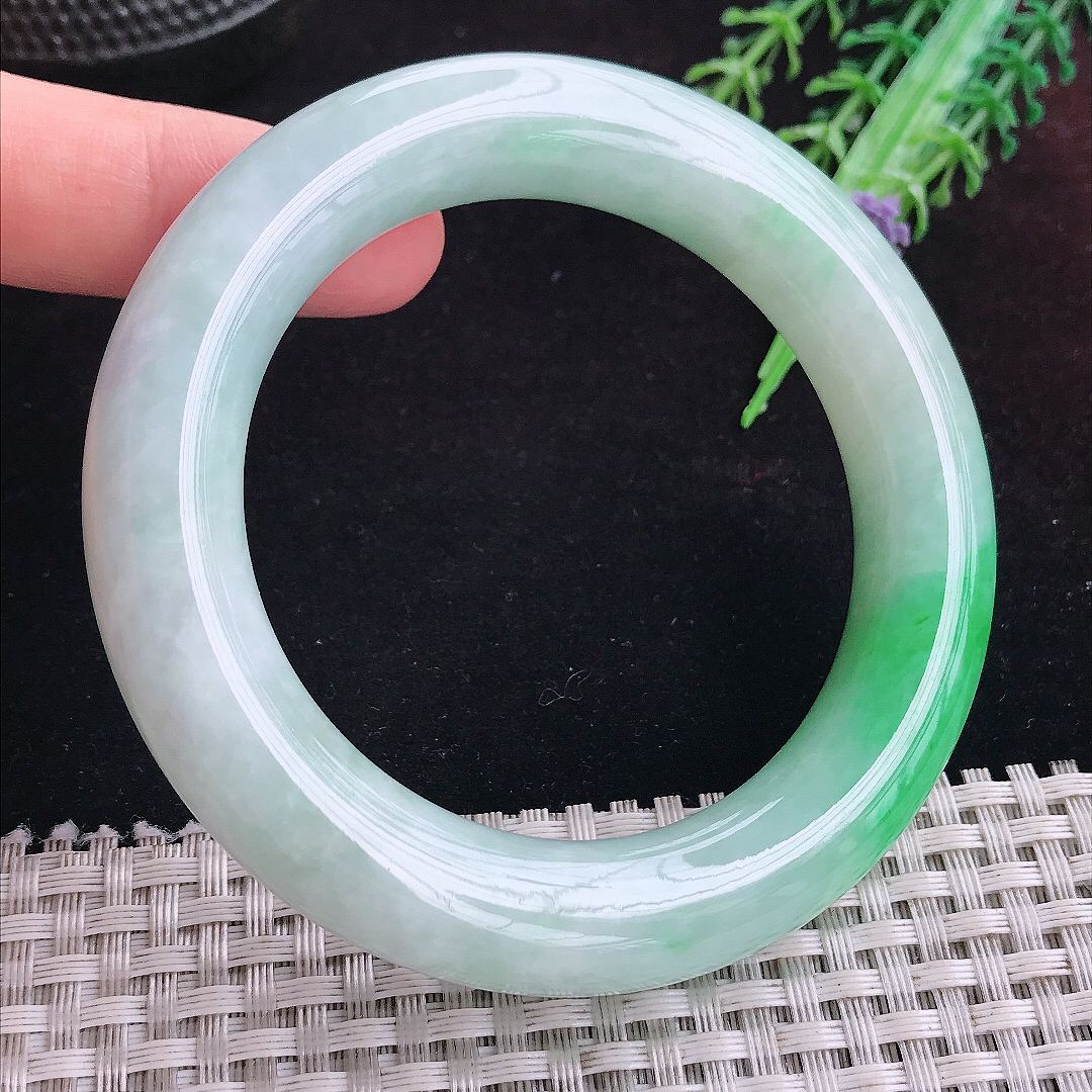 实拍A货翡翠56.5/12.7/12.5胖圆条老坑精美飘阳绿圆条手镯平安镯
