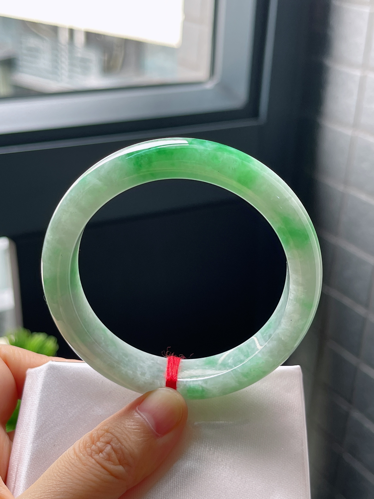 圈口56，糯化种飘阳绿飘花翡翠正圈手镯