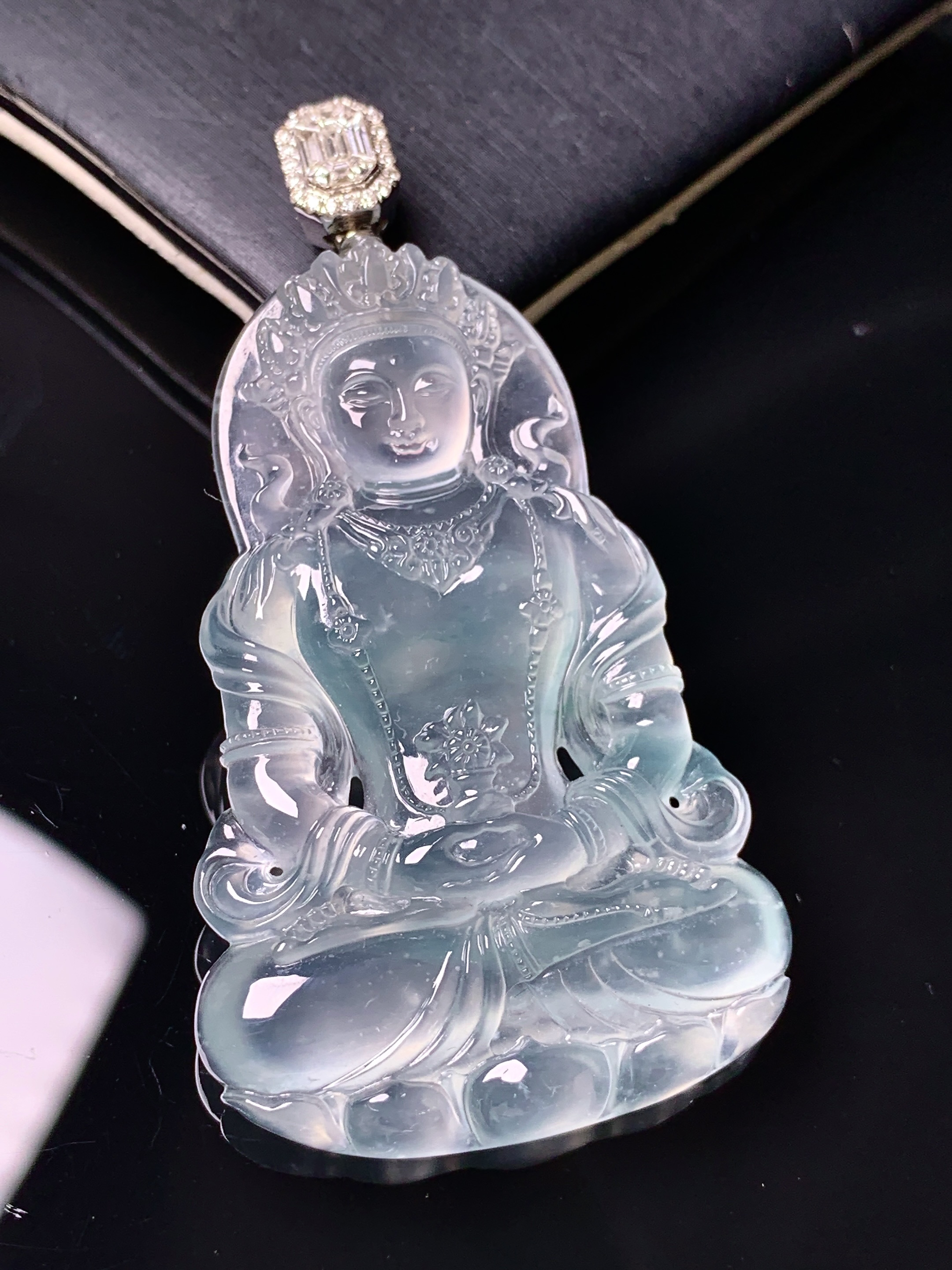 18k金钻镶嵌冰种度母观音菩萨吊坠 玉质细腻 色泽艳丽清新 水润亮眼 整体尺寸60.6*33.2*6