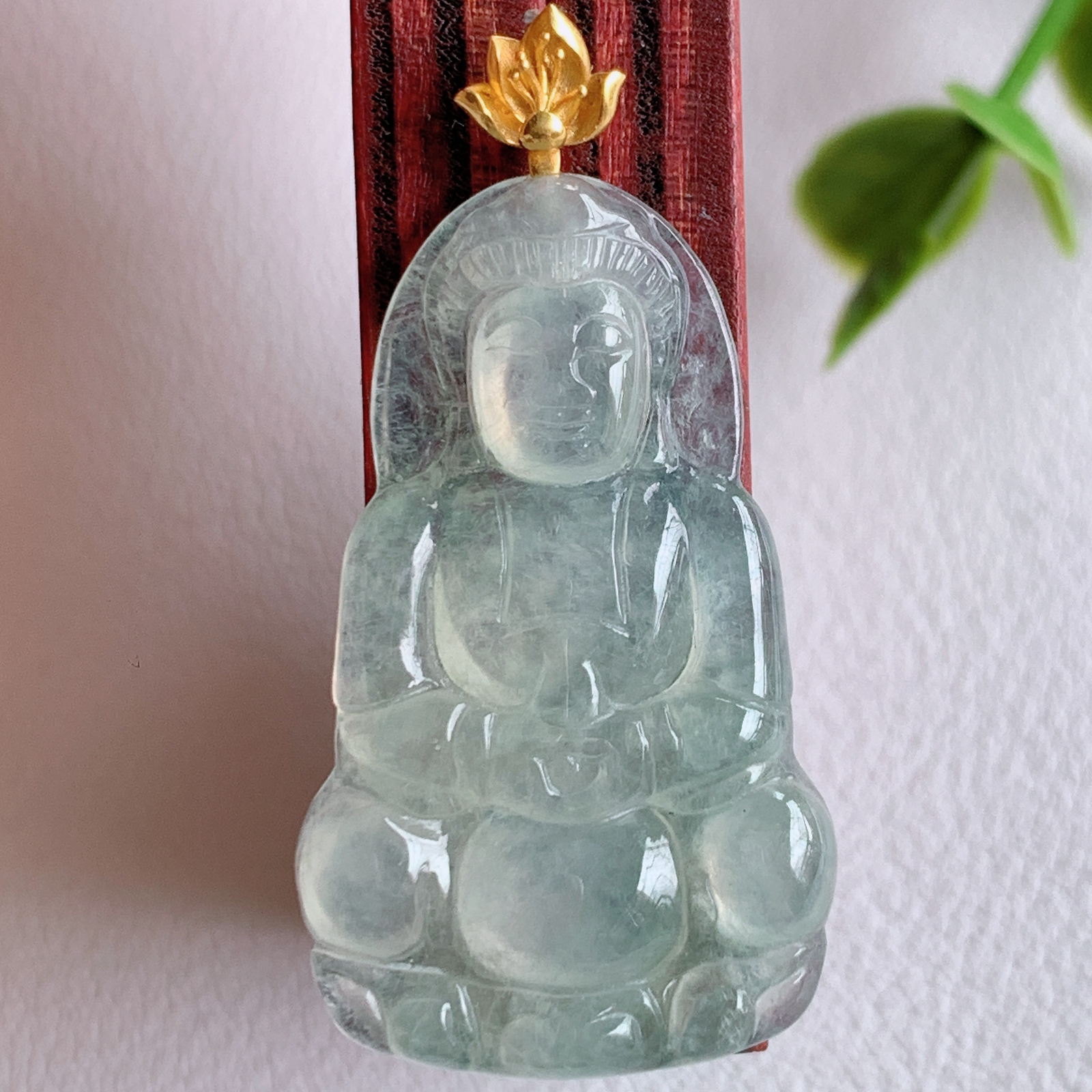 18k金扣冰润精雕观音吊坠，法相端庄大气，工艺精湛，种色浓郁，细腻饱满冰润，种老水足，收藏佳品，佩戴大气  W03.27   整体尺寸：37.5-19-3.5mm   裸石尺寸：31.3-19-3.5mm