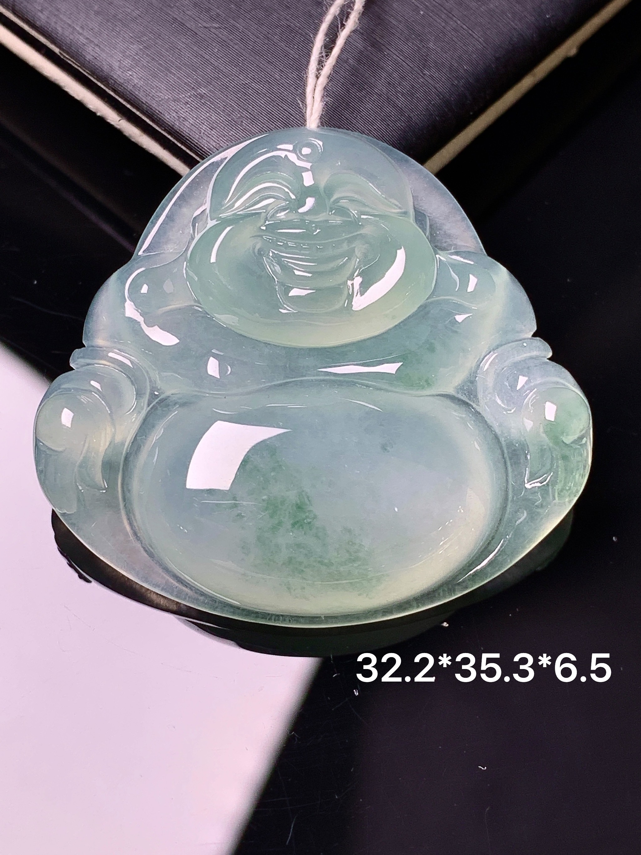 冰种飘绿佛公吊坠 玉质细腻 色泽艳丽清新 水润亮眼 整体尺寸32.2*35.3*6.5 d1