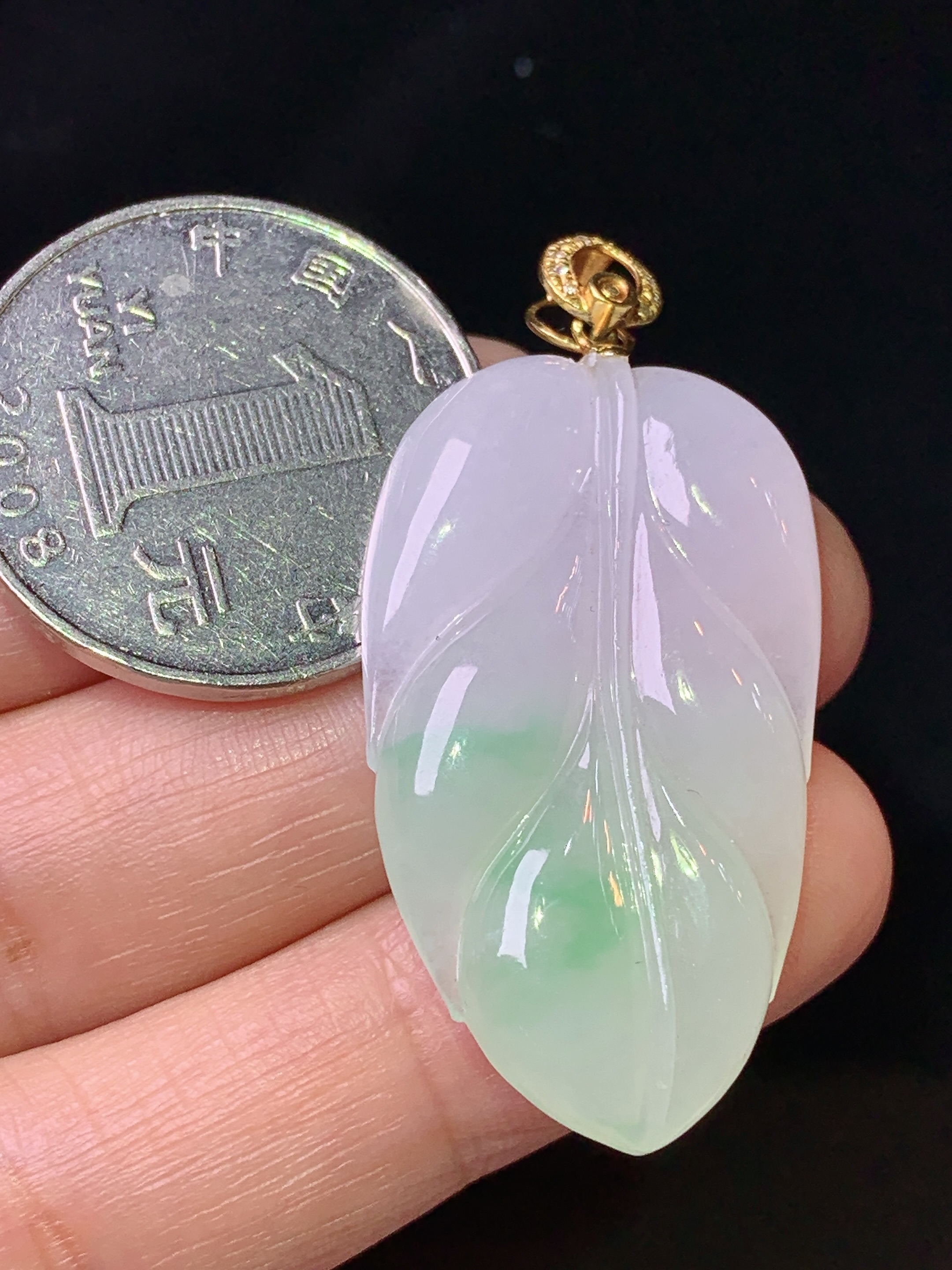 18k金镶嵌冰种飘绿树叶吊坠 玉质细腻 色泽艳丽清新 水润亮眼 整体尺寸43.5*20.8*4.8 f4