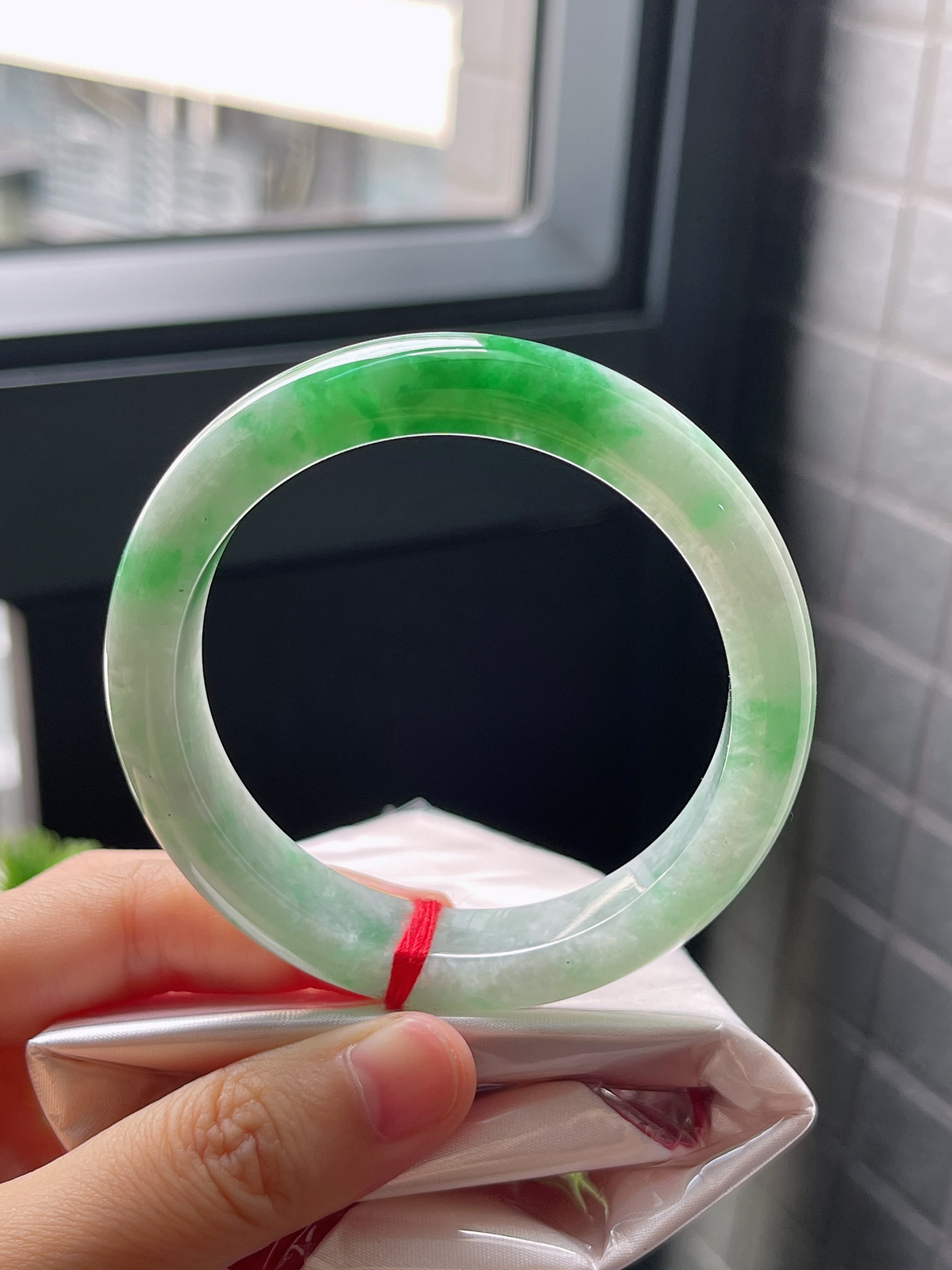 圈口56，糯化种飘阳绿飘花翡翠正圈手镯