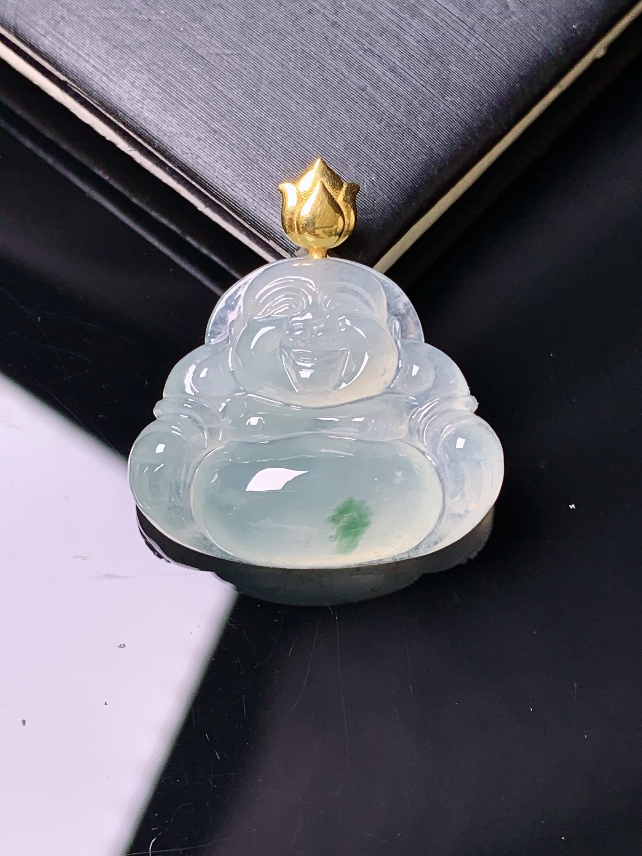 18k金镶嵌飘绿佛公吊坠 玉质细腻 色泽艳丽清新 水润亮眼 整体尺寸25*23*6.8 m1