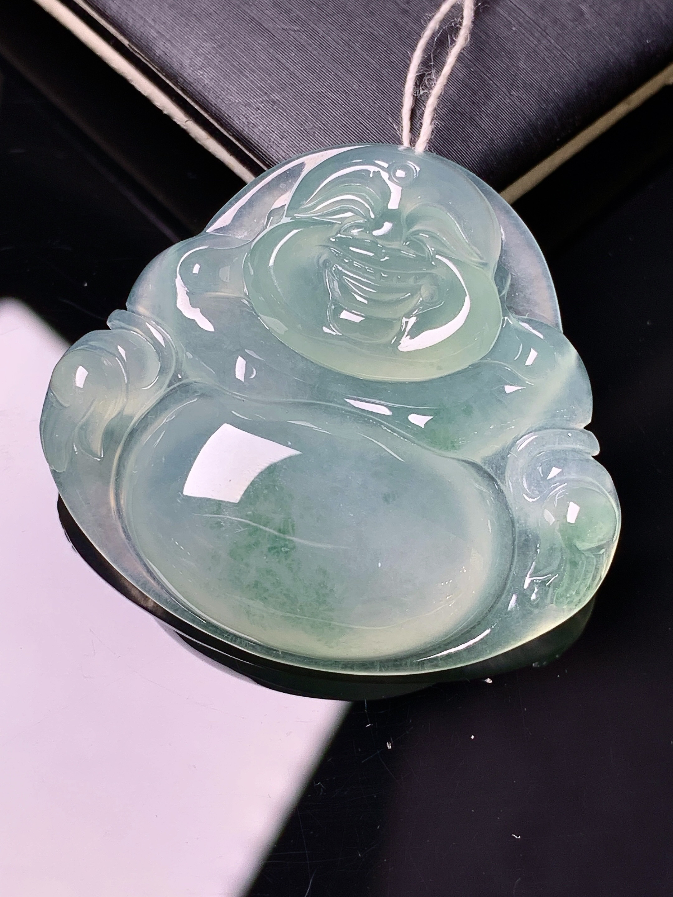 冰种飘绿佛公吊坠 玉质细腻 色泽艳丽清新 水润亮眼 整体尺寸32.2*35.3*6.5 d1