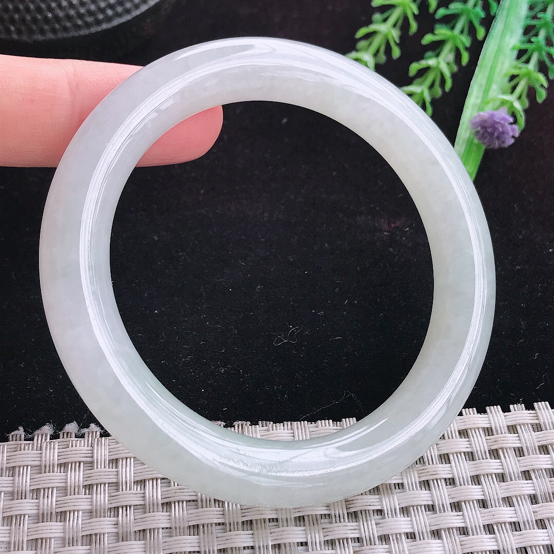 实拍A货翡翠55.5/10.2/18老坑秀气冰润圆条手镯玉镯平安镯手环