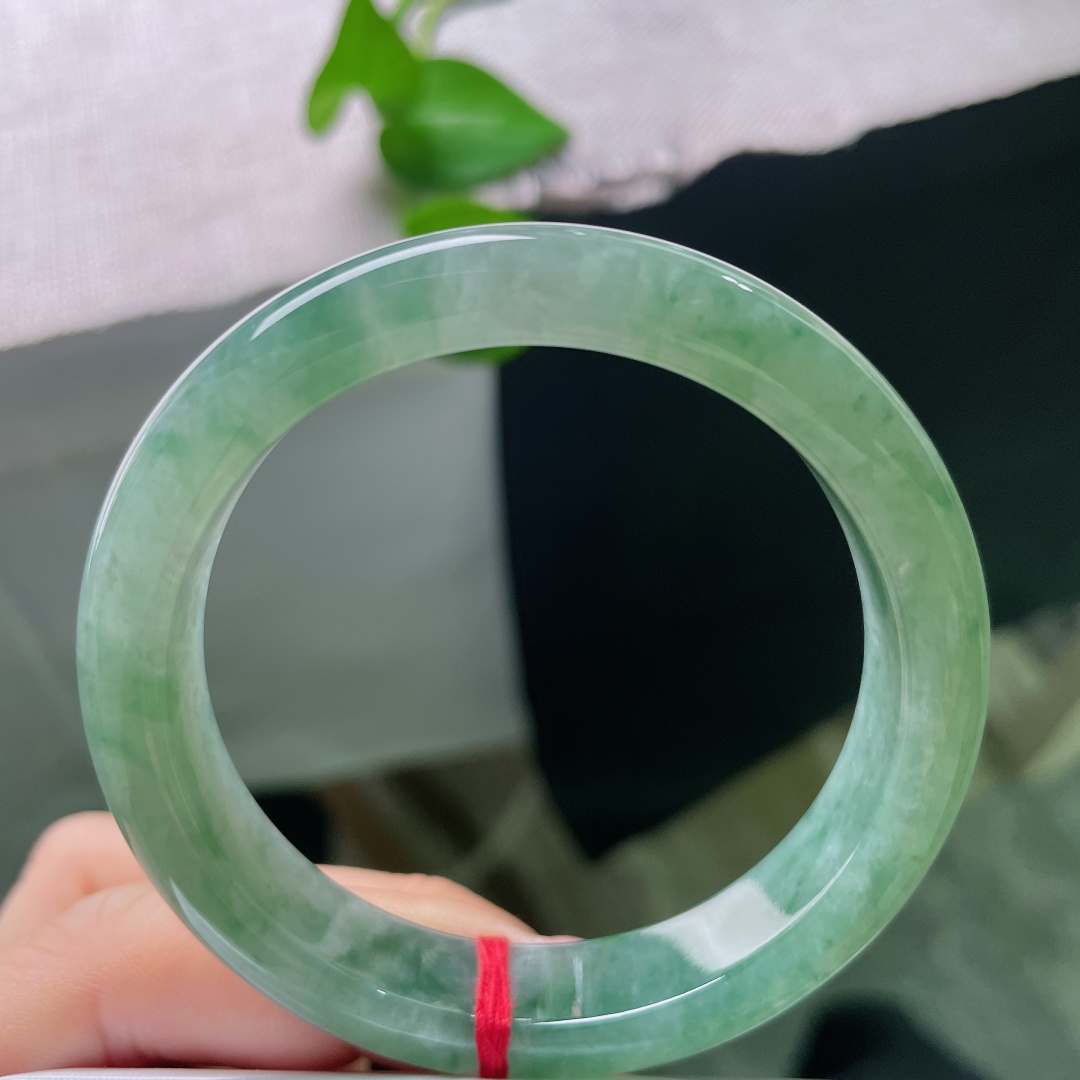 54.3/14.6/8.2，飘花正圈，晶体纹，碧水凝冰，翠色漫绕镯身，飘逸飘花如远山烟岚，清透冰种衬得绿意温润灵动，腕间自带山水意境。ss55858a
