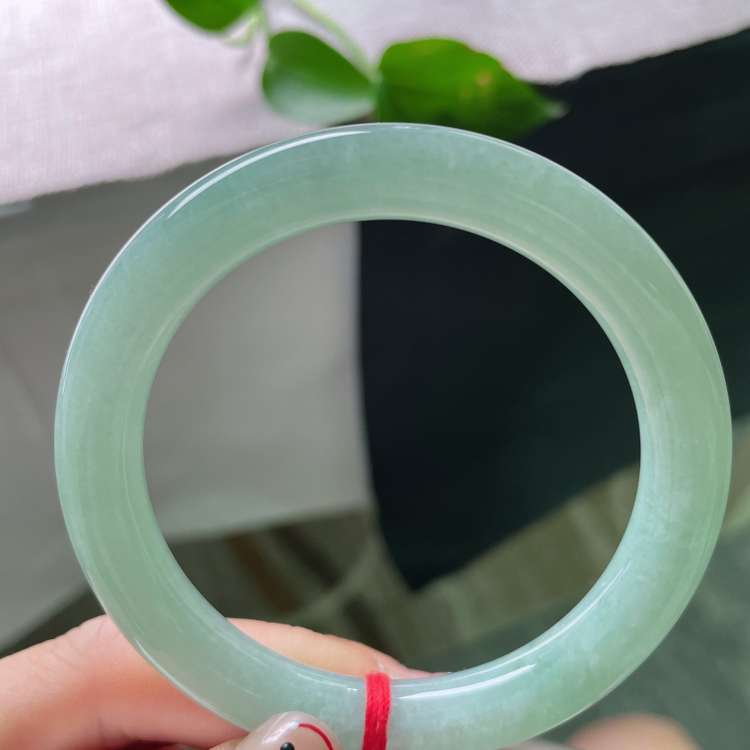 56.5/9.7，绿底圆条，清秀迷人，水头好，底子干净，色均，佩戴甜美优雅，无裂，55991a
