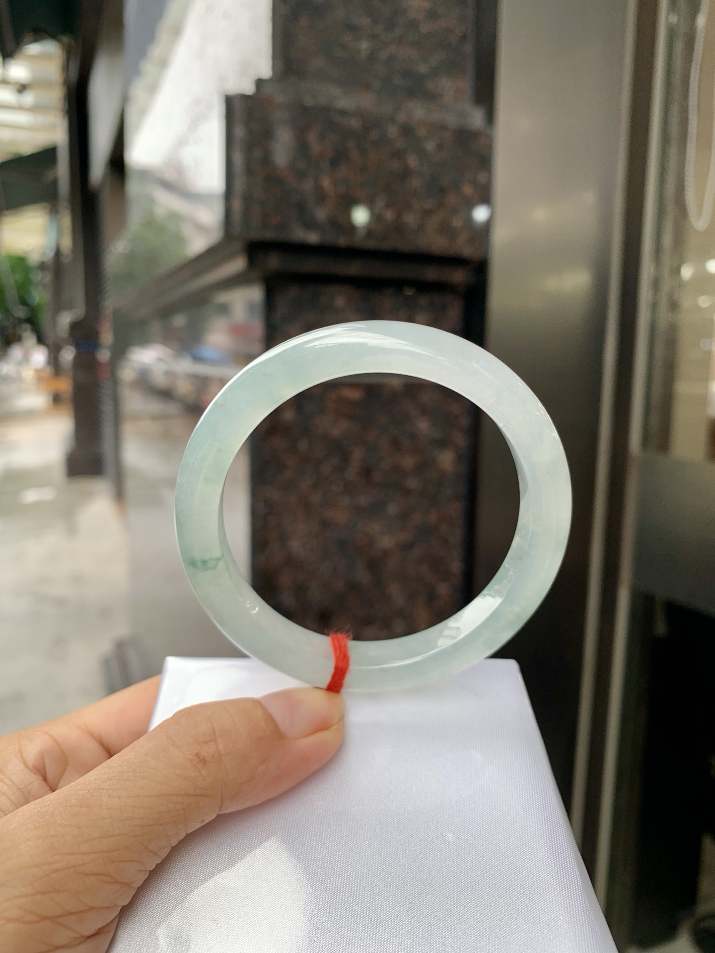 冰飘花正圈 57-8.3-9.6 0728-N1259 无裂，打灯色线，底妆水润，蓝花灵动飘逸，勾勒出一幅唯美诗意的山水意境画，古典优雅又秀气