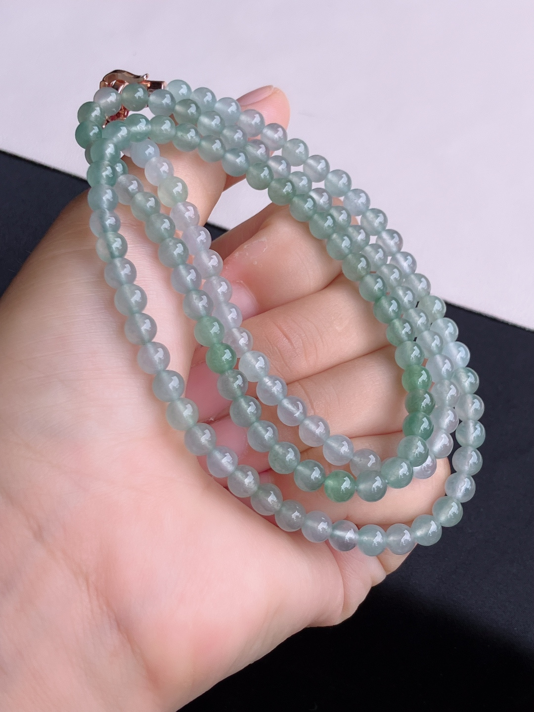 冰飘花珠链，晶莹剔透，尺寸5.6/3圈半，自然光实拍