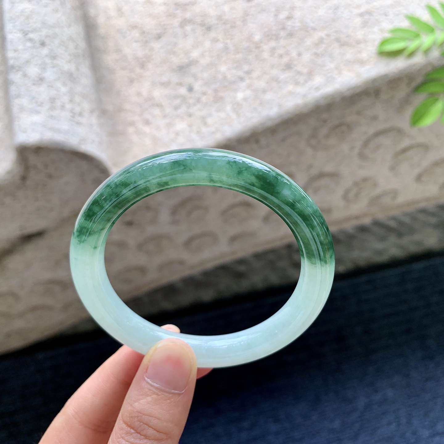 圆条54 55，圈口55/9.6/8.9，编码W6072957，描述糯冰飘绿花，水润，种老，细腻，打灯有絮线