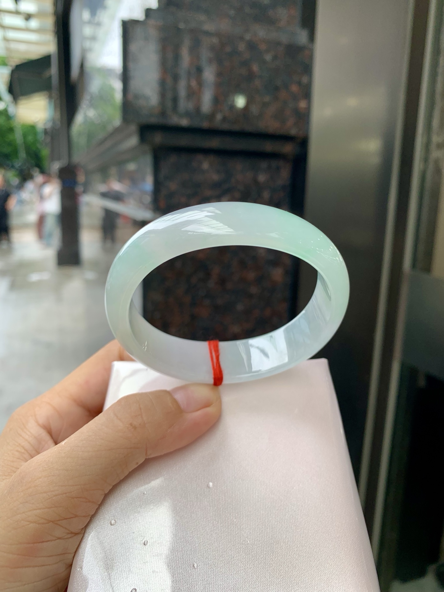 白底青宽版贵妃 0728-N1258-1 无裂，底妆白净水润，绿花点缀，镯色生香，腕间之美，水润中透着灵气，仙气缭绕，温婉可人，举手投足间皆是美好
