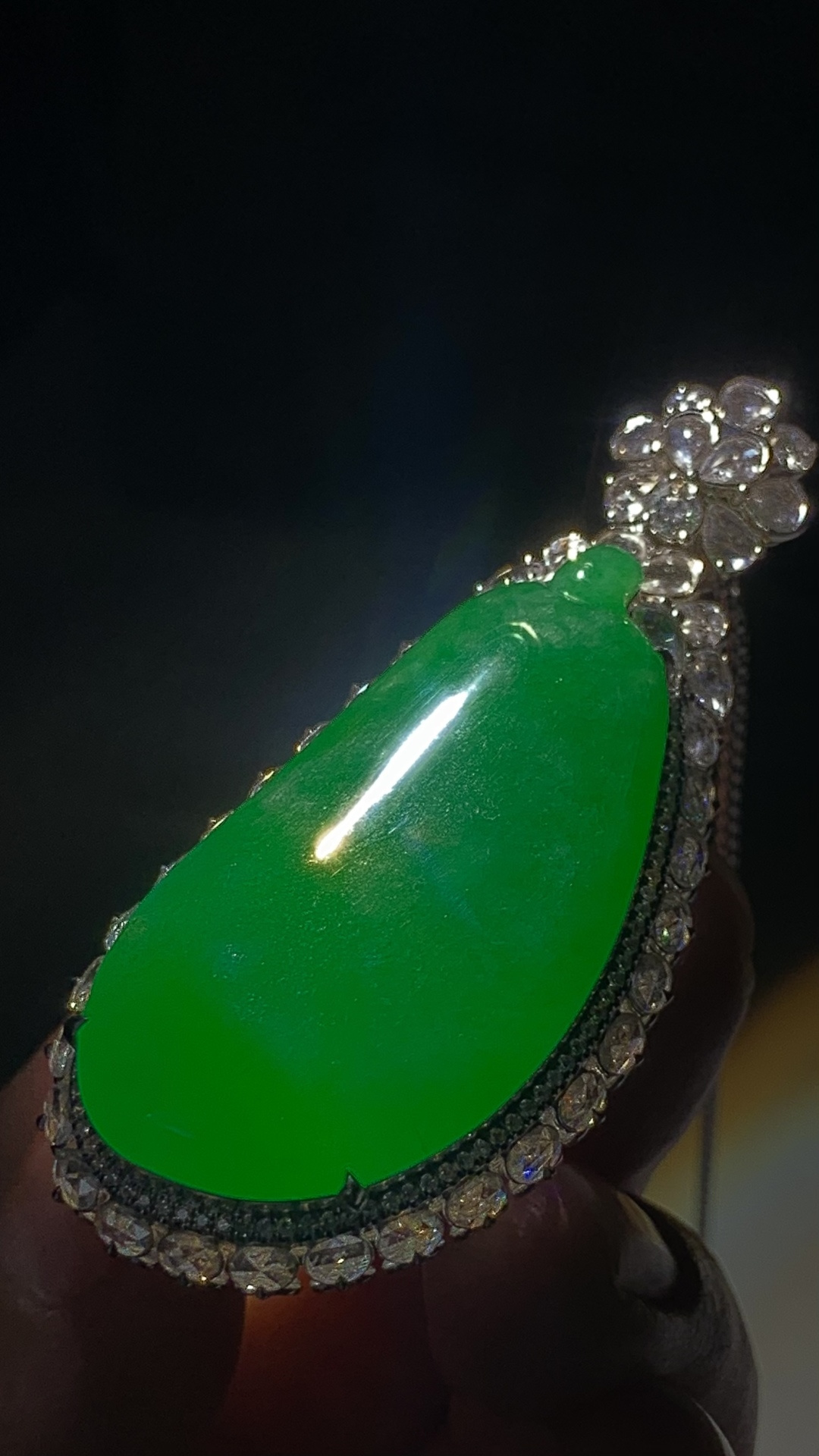 绿福瓜，裸石43-21.6-5.8mm62.5-28-16.8mm，32.27g，18K金，南非钻