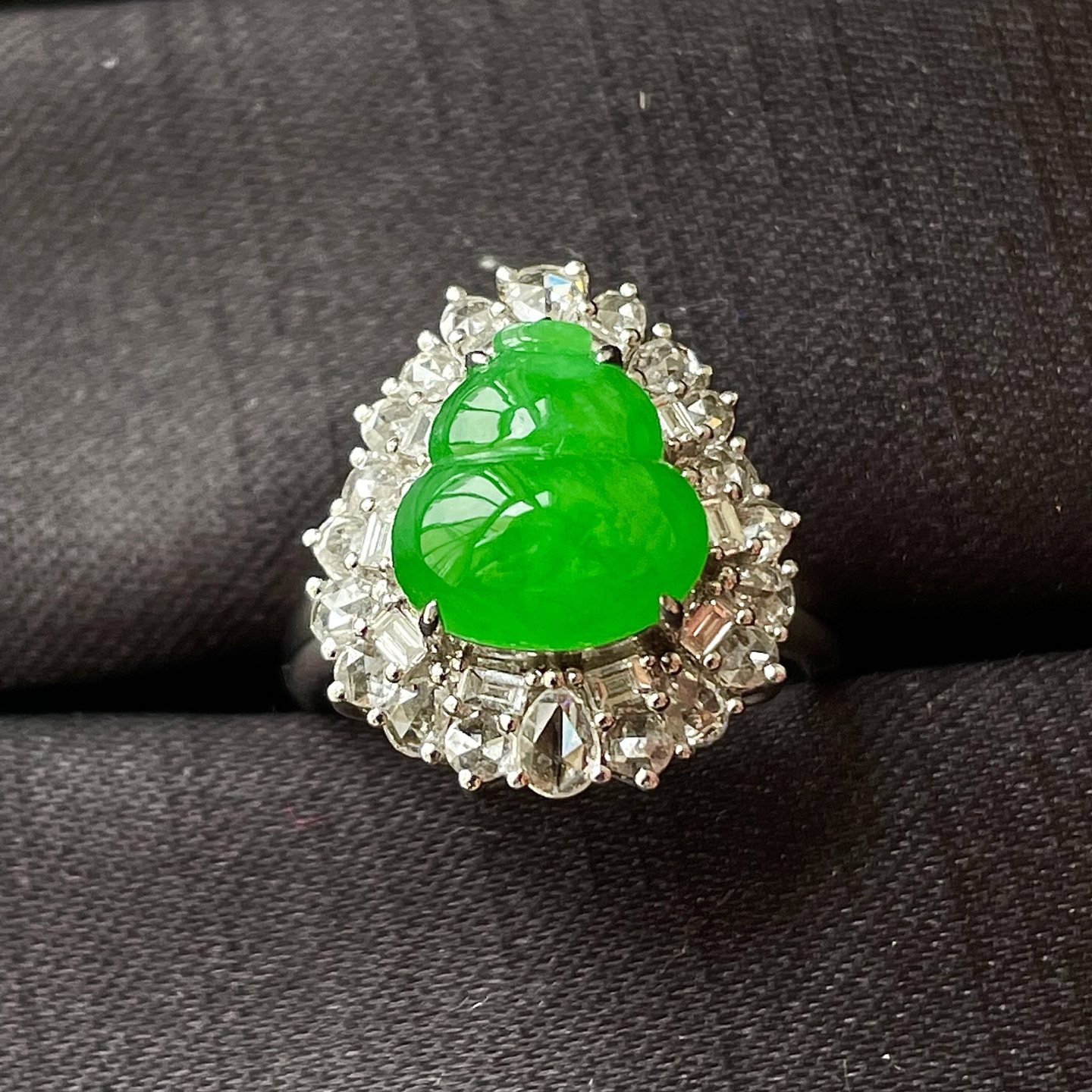 ️缅料高冰阳绿葫芦戒指，18k金镶嵌，色辣，饱满水润，无裂，裸石10.5/10/4.5-整体18.3/16/13.5编码0727好数字