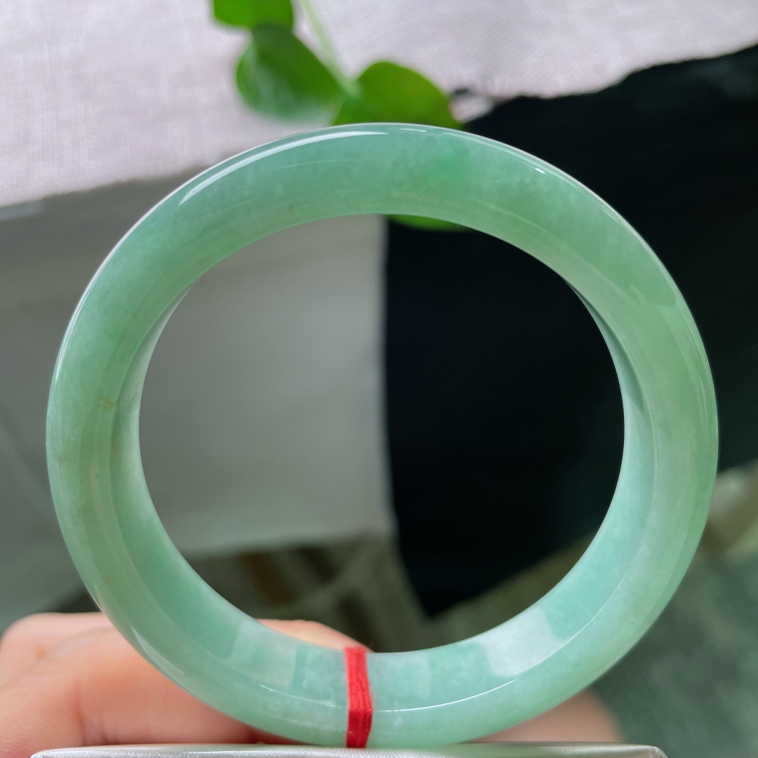 57.8/12.5/7.9 果绿底正圈，色系清爽，甜美可人，肉质细腻，水润，洒金点缀，无裂，53762a