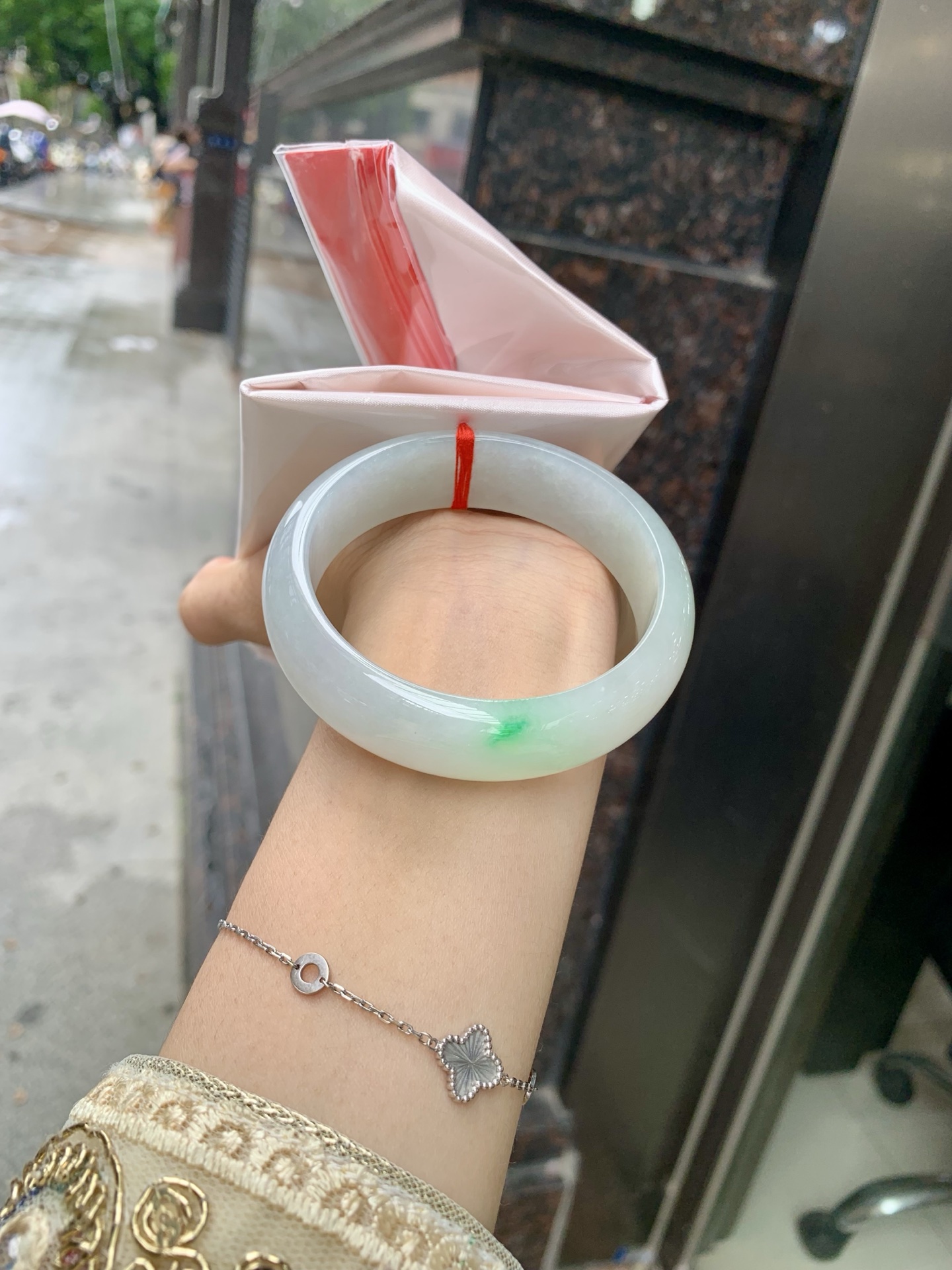 白底青宽版正圈 56.6-7.8-16.9 0728-N1258-2 打灯细纹，不影响，底妆白净水润，阳绿花点缀，镯色生香，腕间之美，水润中透着灵气，仙气缭绕，温婉可人，举手投足间皆是美好