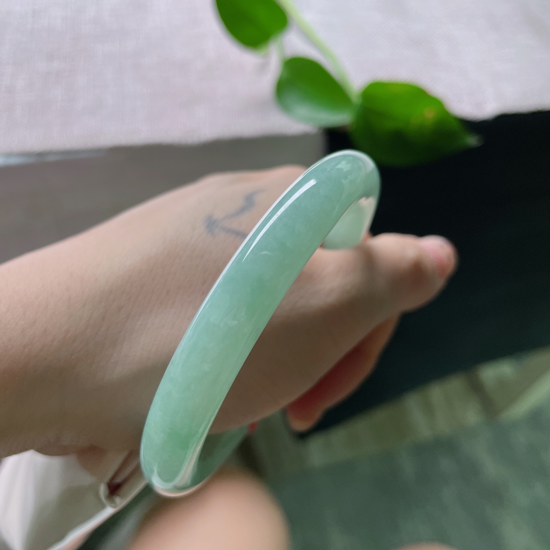 56.5/9.7，绿底圆条，清秀迷人，水头好，底子干净，色均，佩戴甜美优雅，无裂，55991a