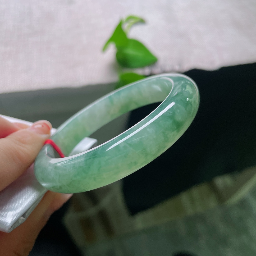 54.3/14.6/8.2，飘花正圈，晶体纹，碧水凝冰，翠色漫绕镯身，飘逸飘花如远山烟岚，清透冰种衬得绿意温润灵动，腕间自带山水意境。ss55858a