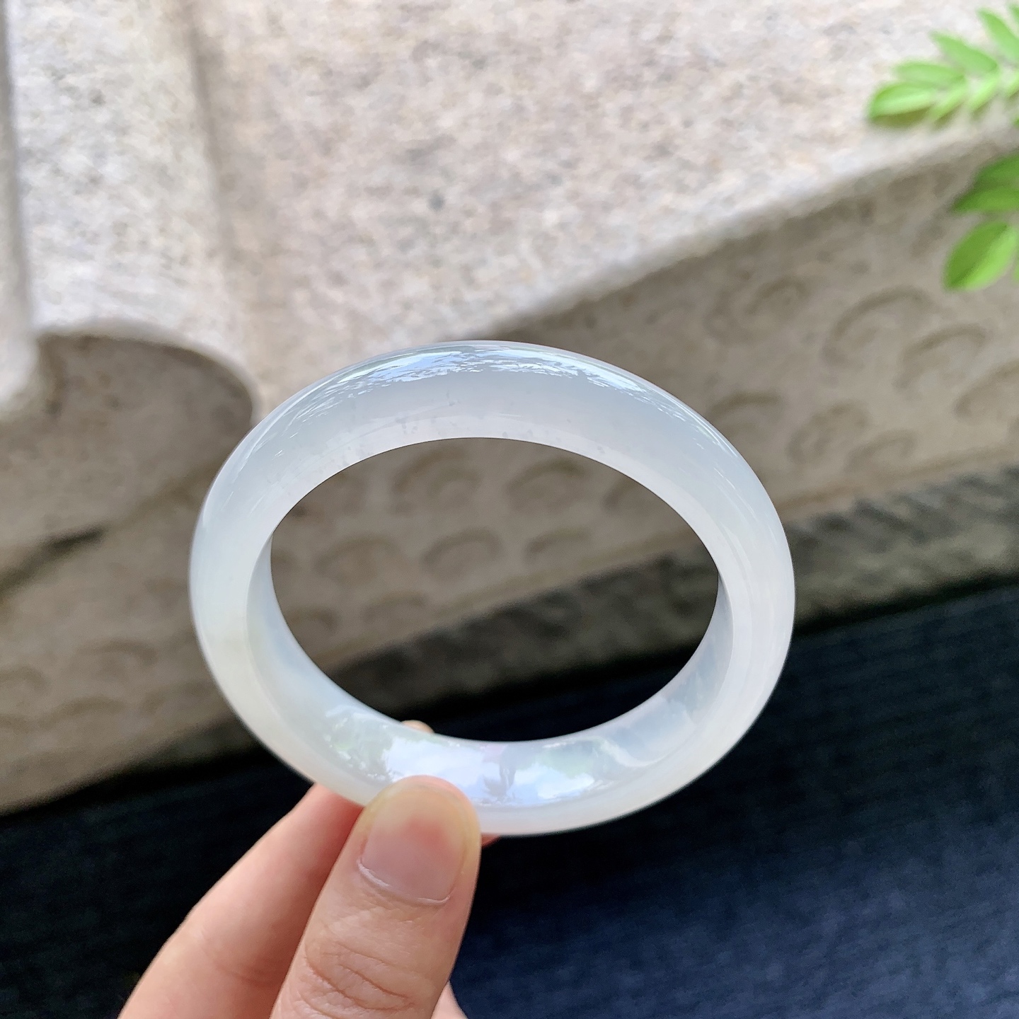 正圈53 54【圈口】54.6/12.3/8.2【编码】HC072958【描述】糯冰底色，水润，种老，细腻，无裂