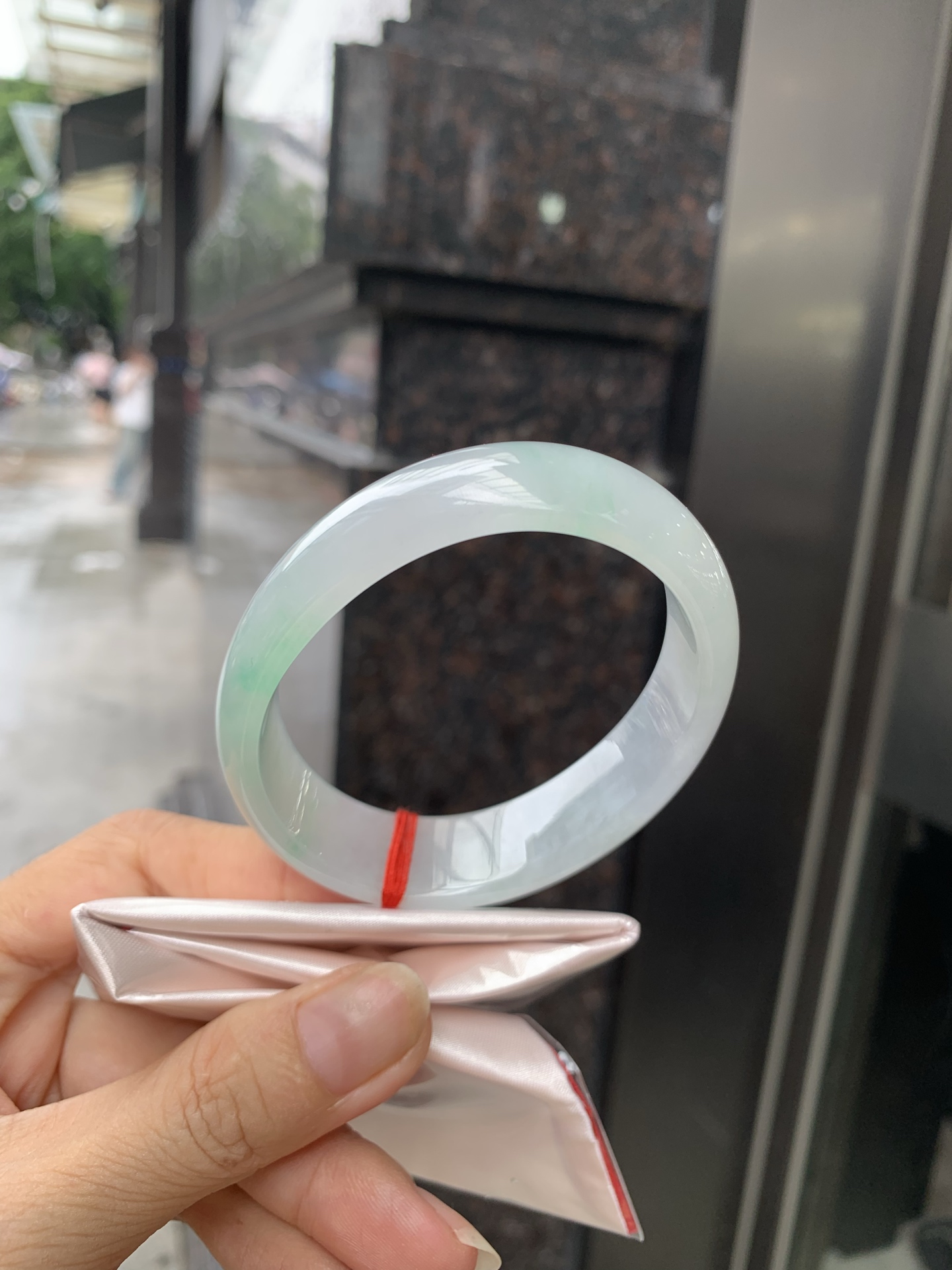 白底青宽版贵妃 0728-N1258-1 无裂，底妆白净水润，绿花点缀，镯色生香，腕间之美，水润中透着灵气，仙气缭绕，温婉可人，举手投足间皆是美好