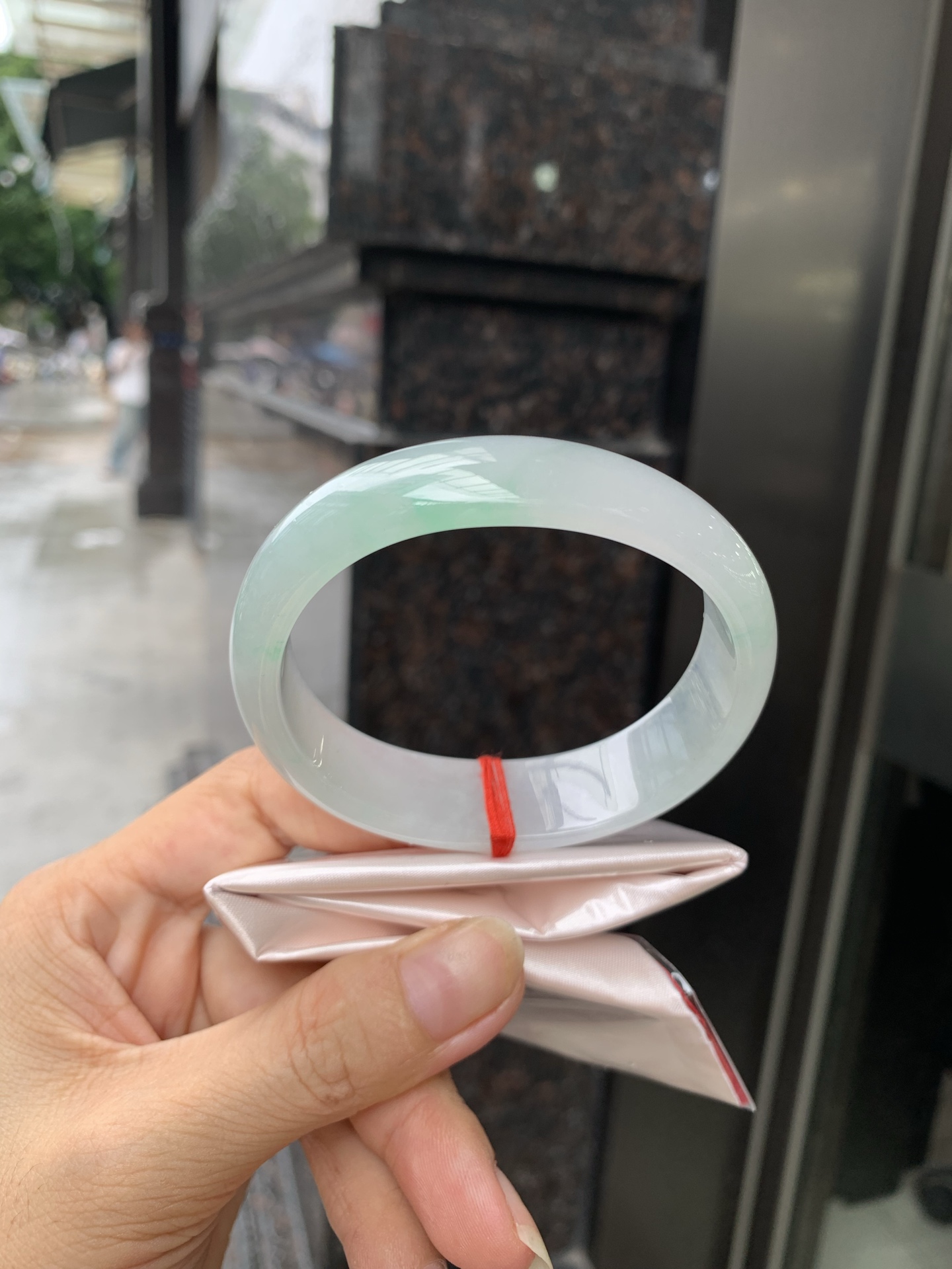 白底青宽版贵妃 0728-N1258-1 无裂，底妆白净水润，绿花点缀，镯色生香，腕间之美，水润中透