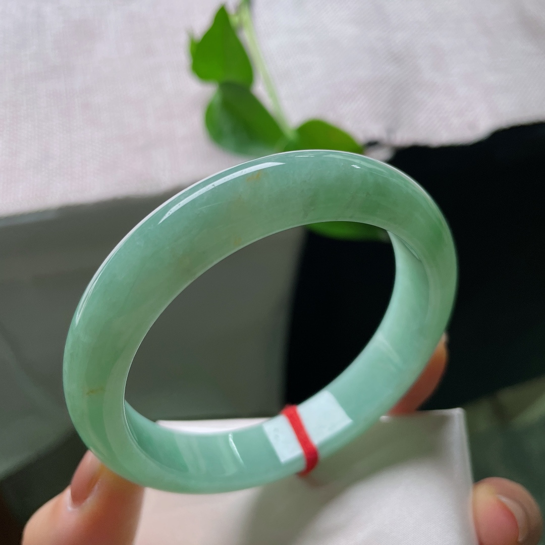 57.8/12.5/7.9 果绿底正圈，色系清爽，甜美可人，肉质细腻，水润，洒金点缀，无裂，53762a