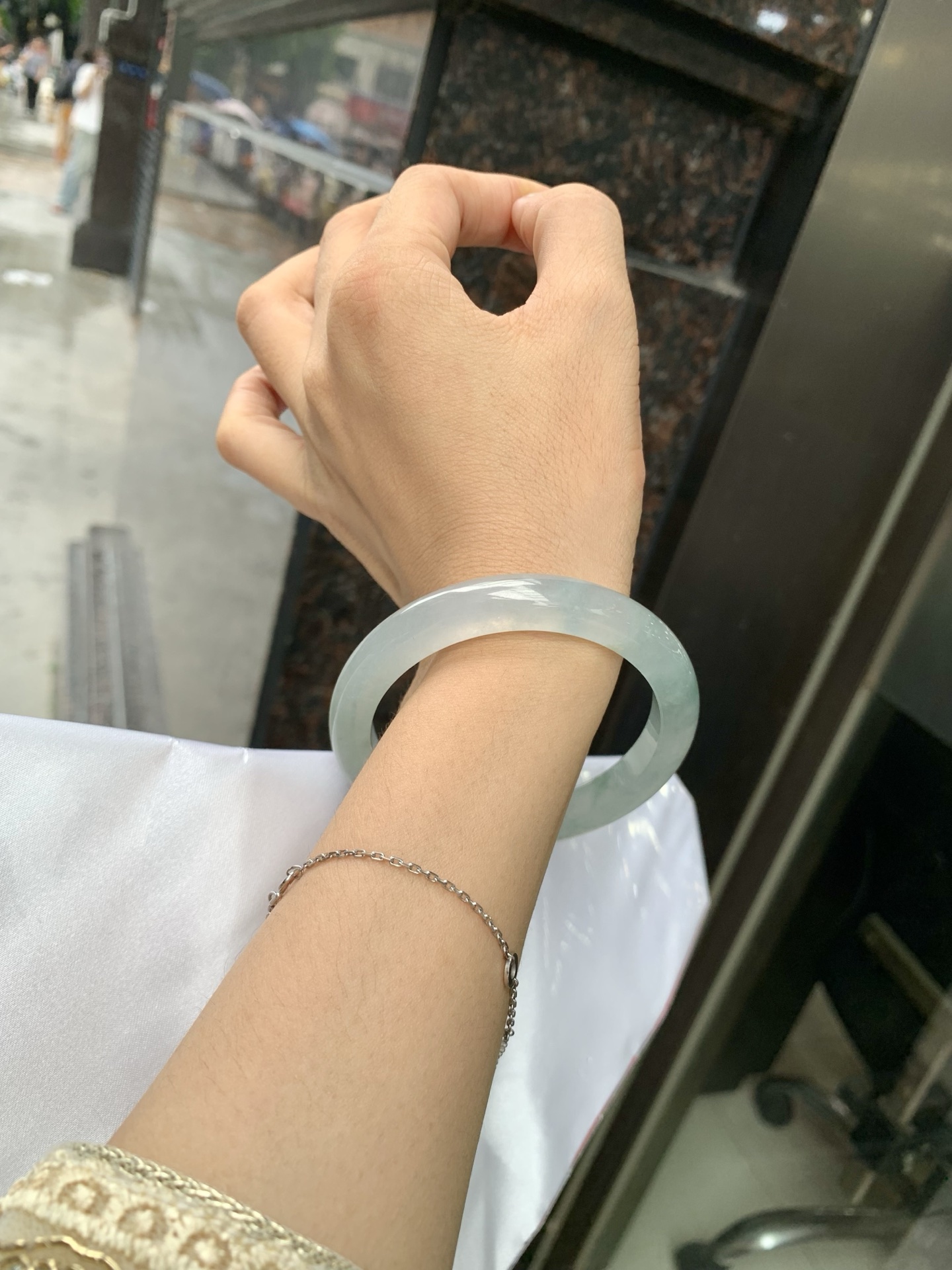 冰飘花正圈 57-8.3-9.6 0728-N1259 无裂，打灯色线，底妆水润，蓝花灵动飘逸，勾勒出一幅唯美诗意的山水意境画，古典优雅又秀气