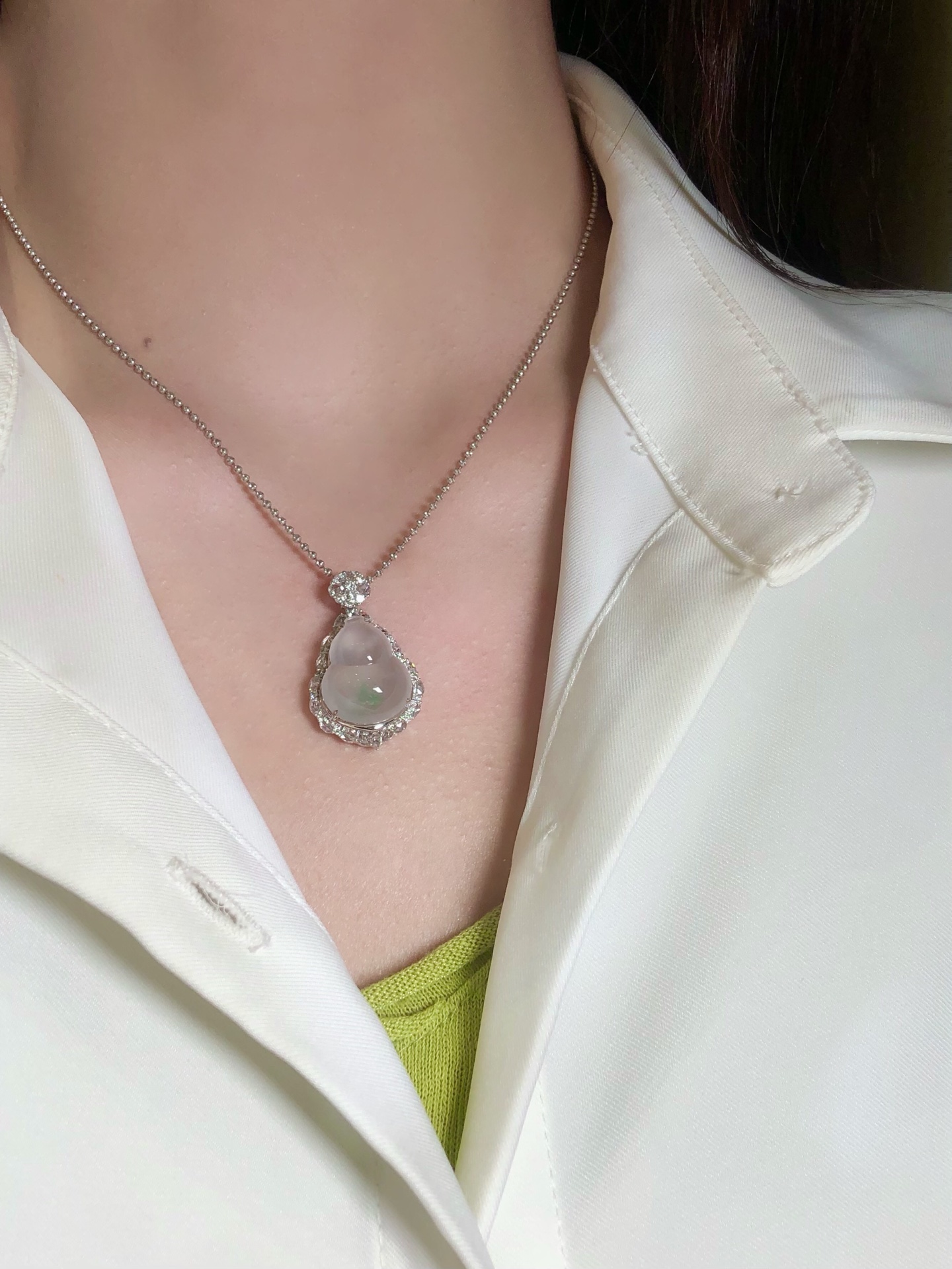 ️缅甸玻璃种葫芦金丝绿吊坠 饱满圆润，种质澄澈起荧光 一抹飘绿灵动点睛，无封底镶嵌，裸石质感直观呈现，福禄相伴无裂 整体30.6×18.5x11.5 裸石17.6×14.3x5.5 ️：