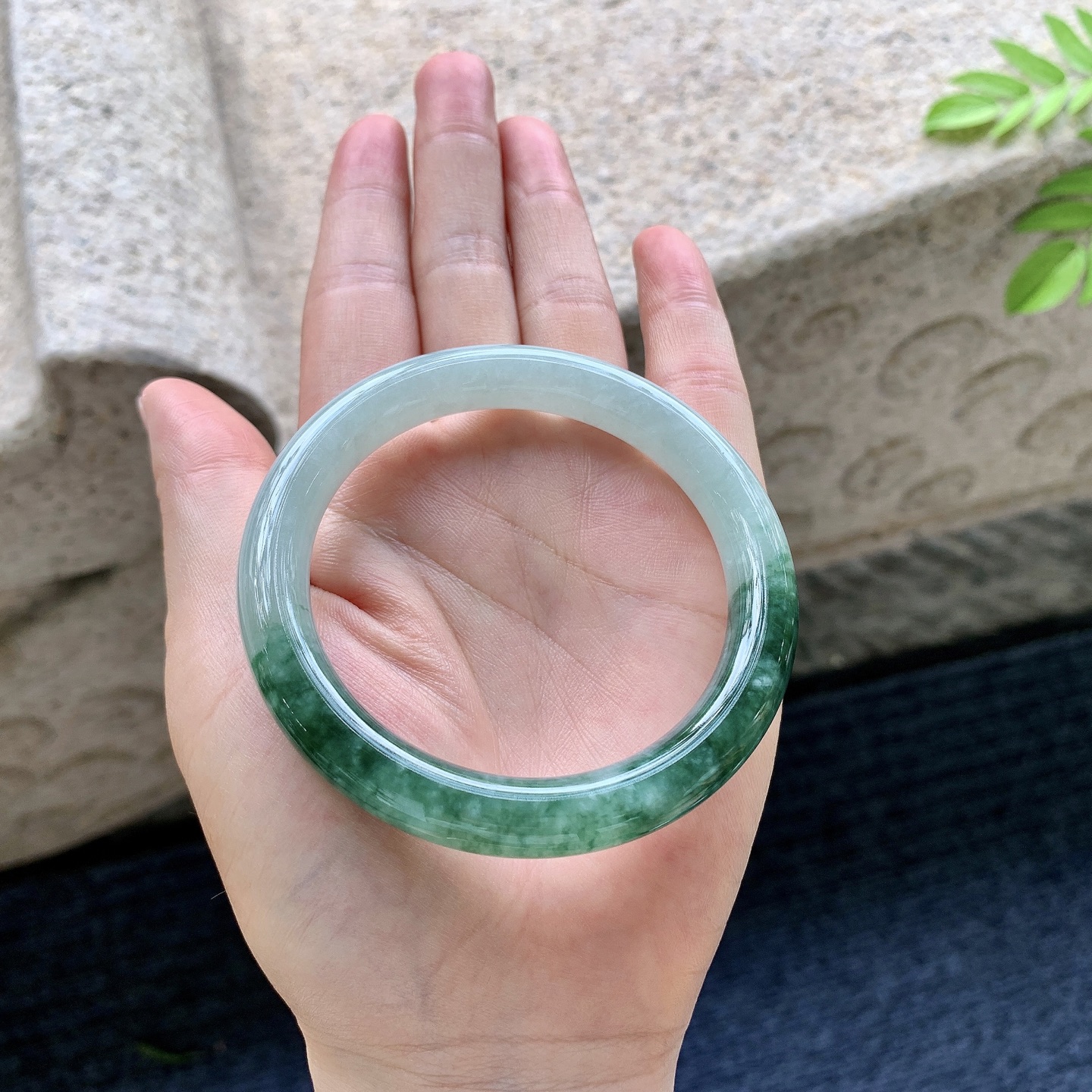 圆条54 55，圈口55/9.6/8.9，编码W6072957，描述糯冰飘绿花，水润，种老，细腻，打灯有絮线
