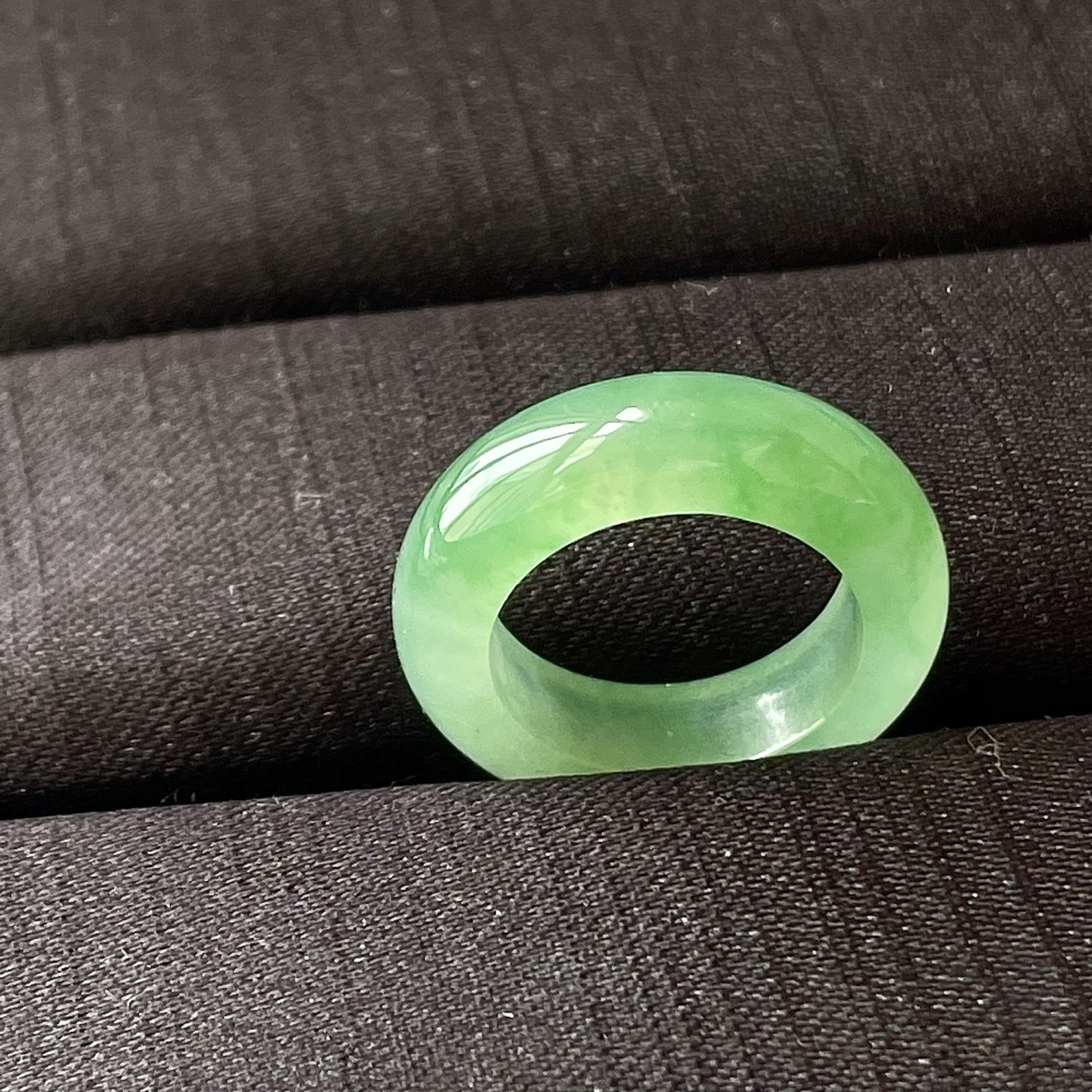 缅料冰飘绿指环，色辣，饱满水润，无裂，尺寸6/4内径15.圈口9.编码0727好数字